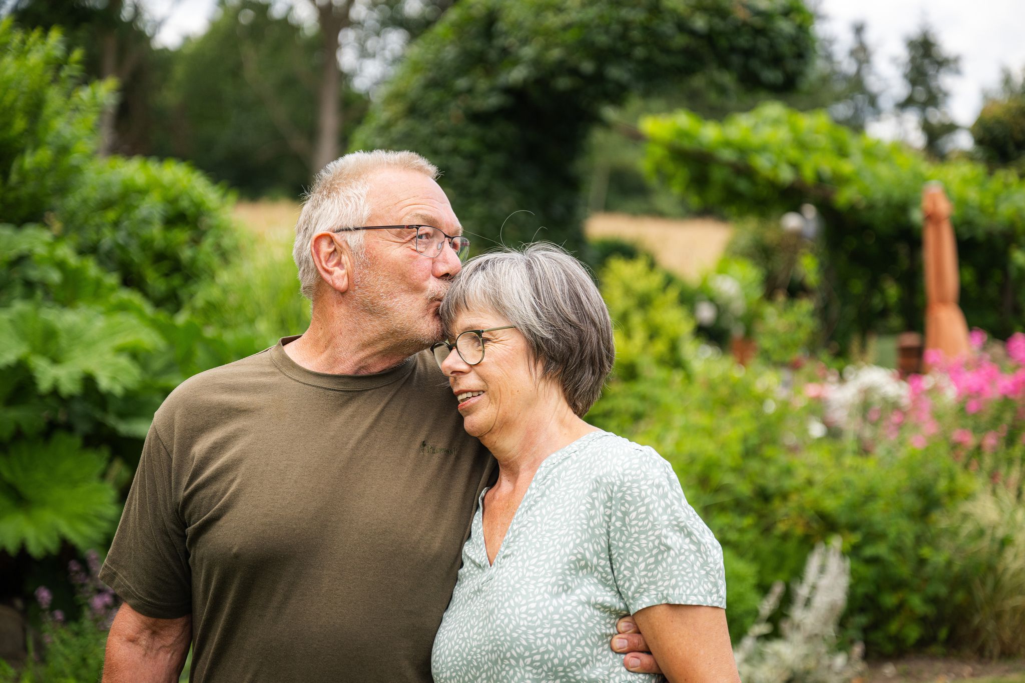 Emotionale Nähe zeigen: Kleine Gesten wie ein Lächeln oder eine Umarmung stärken die Verbindung.