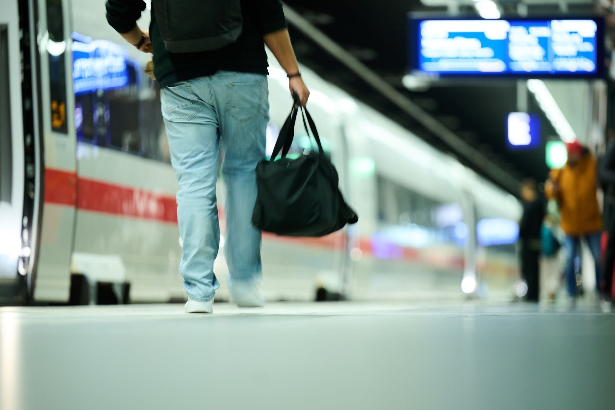 Weniger Züge sind aus Sicht einiger Verkehrsverbände kein Lösungsansatz, um die Pünktlichkeit im Fernverkehr zu erhöhen. (Archivbild)