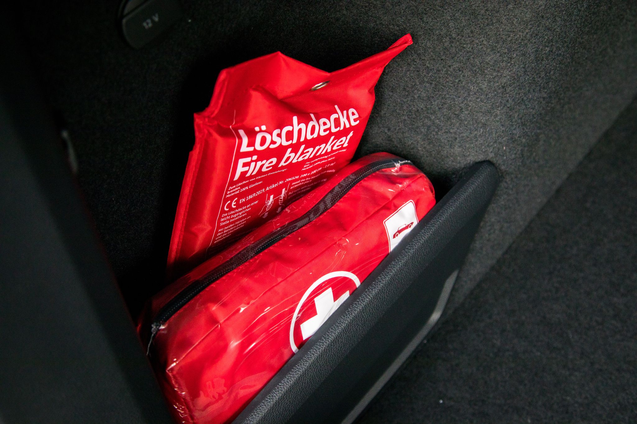 Eine Löschdecke ist wesentlich platzsparender als ein klassischer Feuerlöscher. Der Umgang damit sollte aber geübt werden.