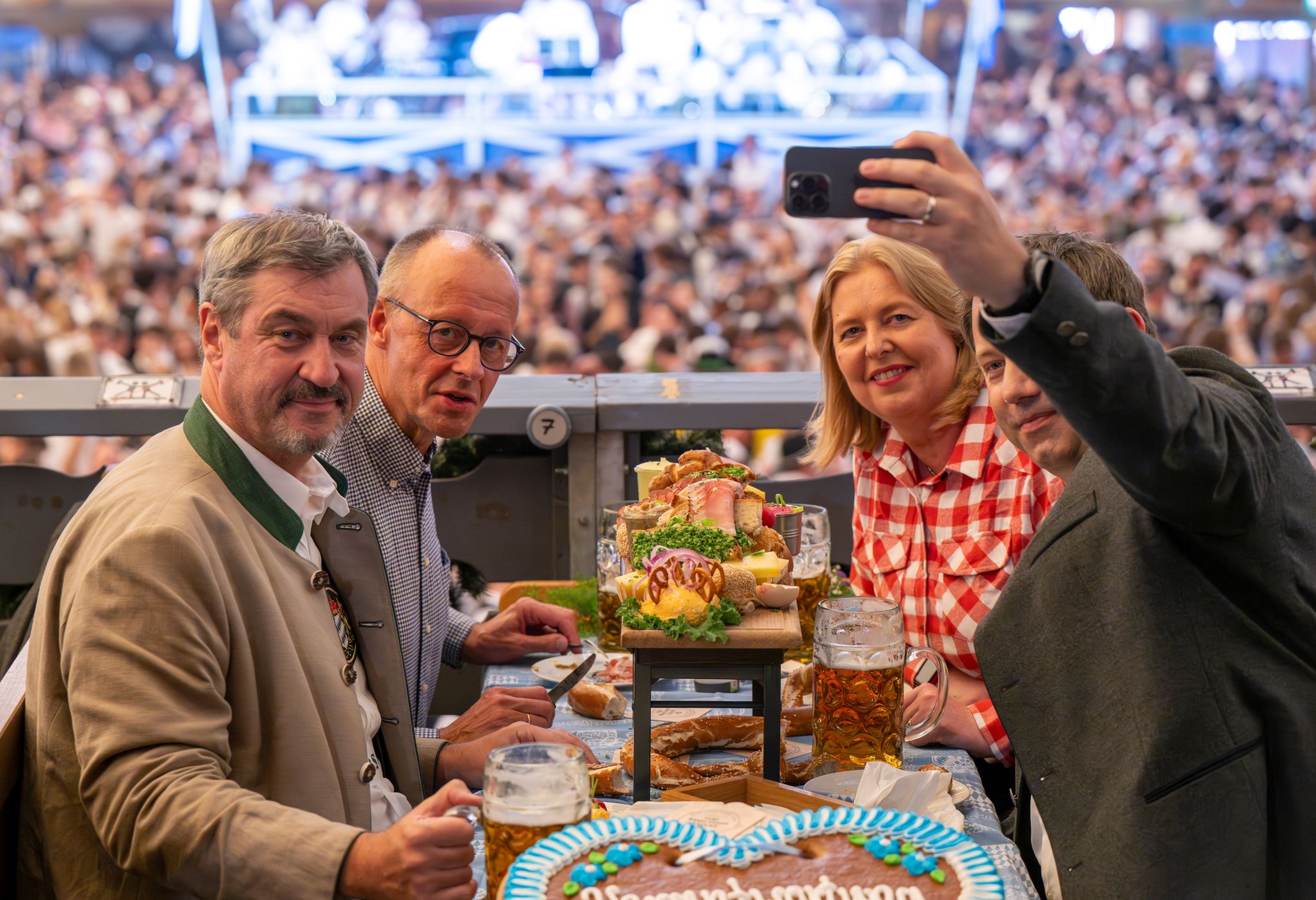 Gemeinsam mit CSU-Chef Markus Söder und den SPD-Parteivorsitzenden Bärbel Bas und Lars Klingbeil kam Merz ins Schottenhamel-Festzelt.