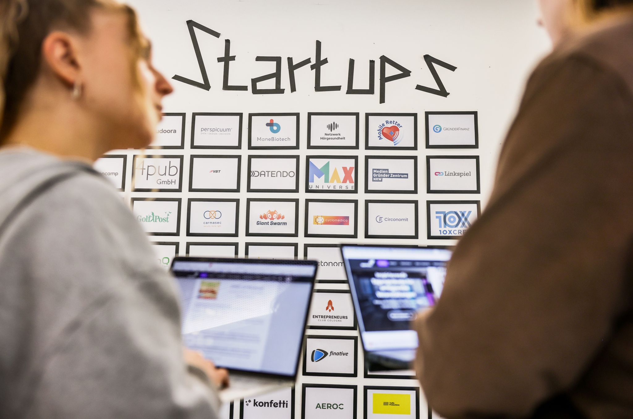 Angehende und tatsächliche Unternehmensgründer im Gespräch bei einer Veranstaltung».