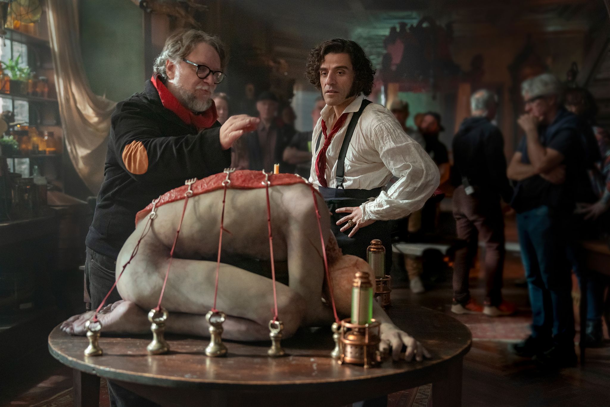 Regisseur Guillermo del Toro und Frankenstein-Darsteller Oscar Isaac in einer Filmszene.