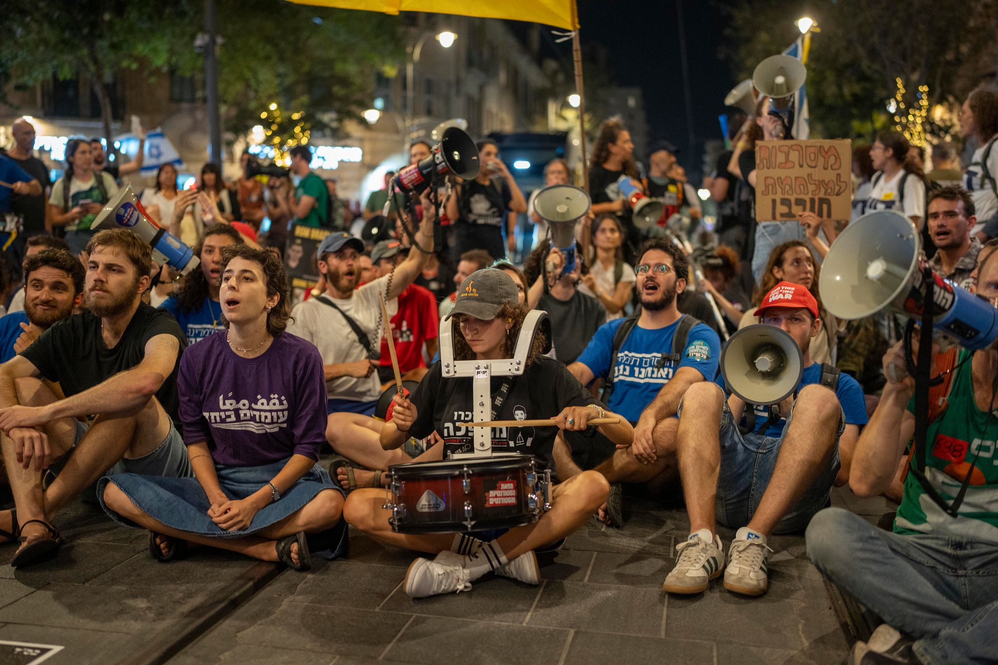Erneut fordern Demonstranten in Israel von ihrer Regierung ein Abkommen zur Beendigung des Krieges.