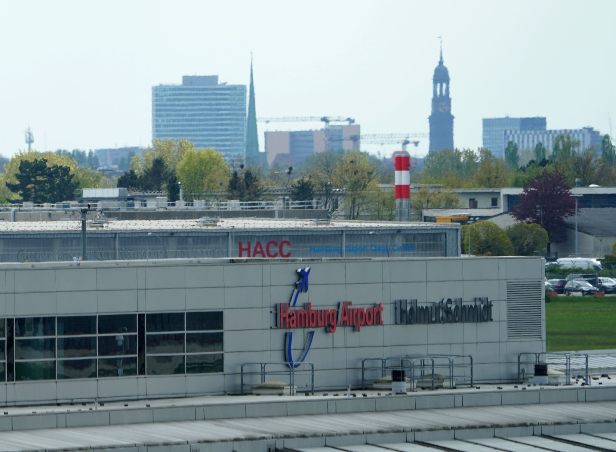 Am Airport Hamburg kann es wegen eines Kerosin-Lieferengpasses zu Verspätungen und Flugausfällen kommen. (Archivbild)