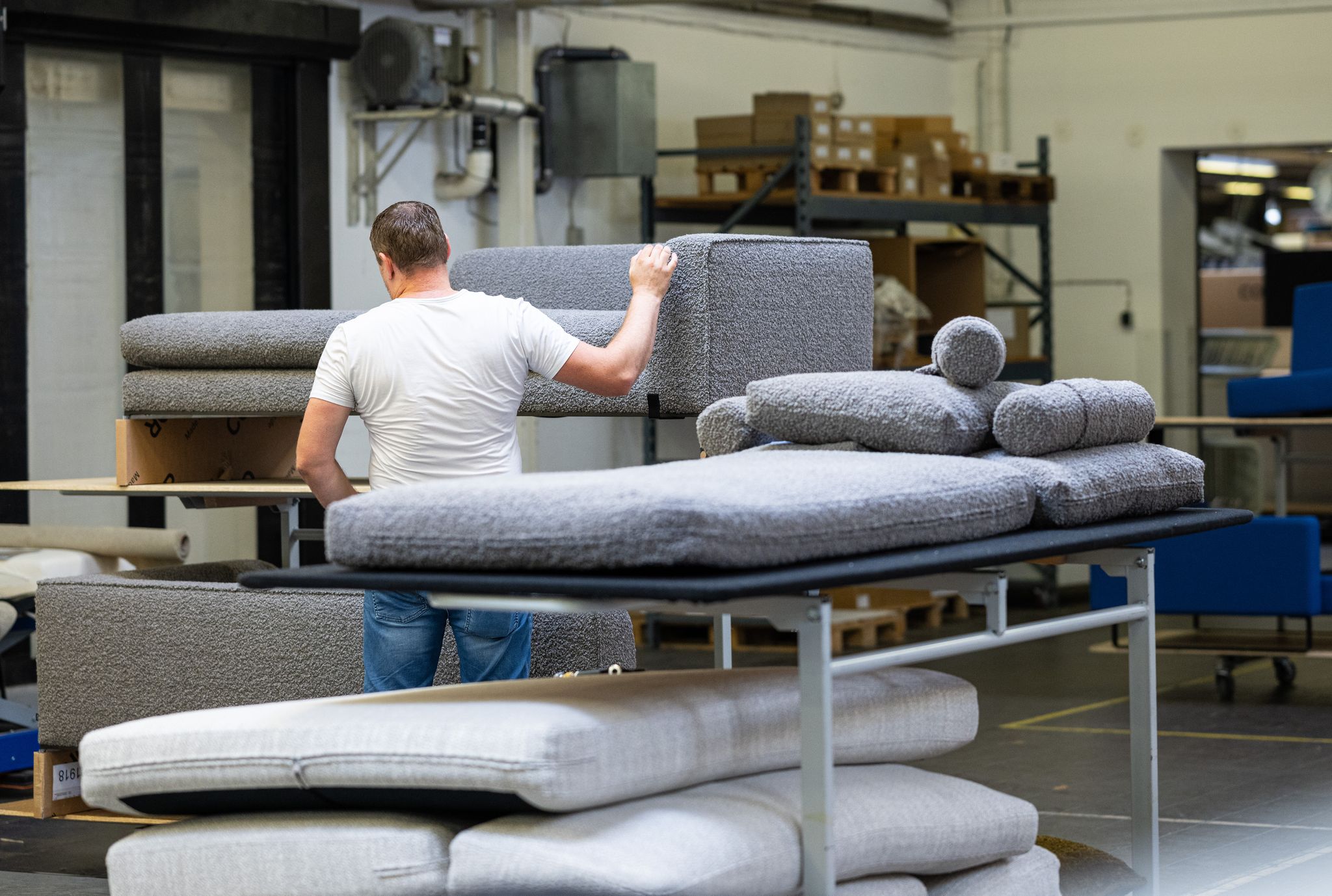 In den ersten sieben Monaten des Jahres haben Verbraucher aus Deutschland deutlich weniger Polstermöbel bestellt. (Archivbild)