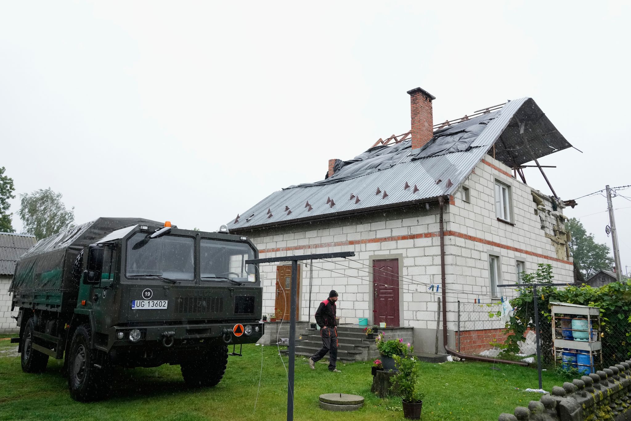 Ein Mann geht an einem beschädigten Haus vorbei, nachdem russische Drohnen den polnischen Luftraum verletzt haben. (Archivbild)
