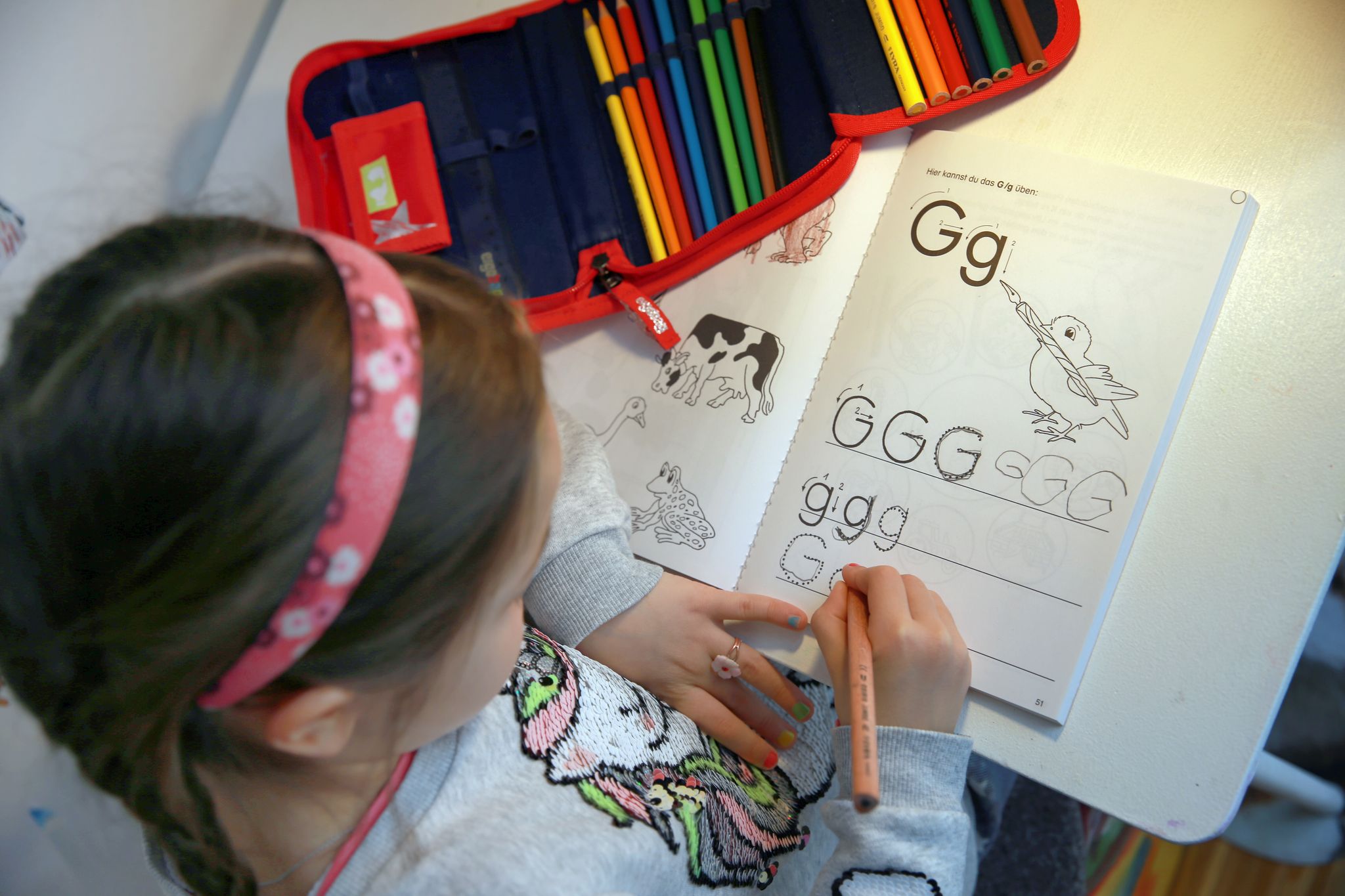 Was ist der Vorteil vom Schreiben mit Stift auf Papier? Es fördert laut einem Wissenschaftler buchstäbliches Begreifen einzelner Zeichen und rasches Kombinieren oder Entziffern von Buchstabengruppen.