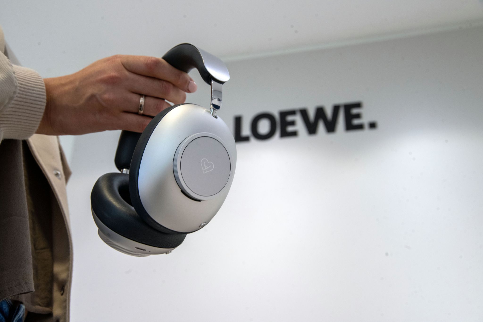 Loewe präsentiert seinen ersten Kopfhörer im Luxussegment.