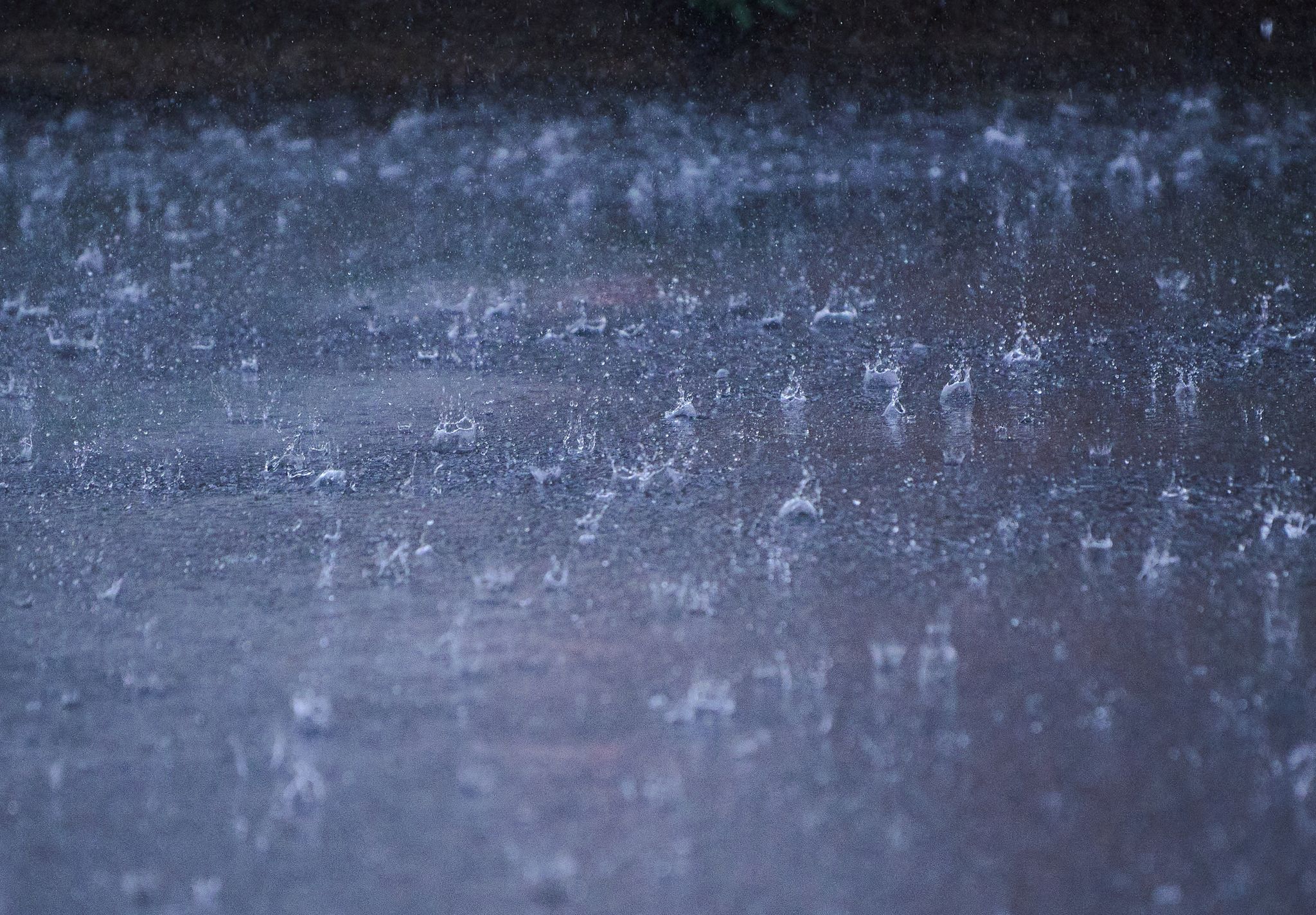 Starkregen bleibt leider manchmal nicht nur draußen, sondern richtet Schaden an Haus und Eigentum an. Gut, wenn man dann die richtige Versicherung hat.