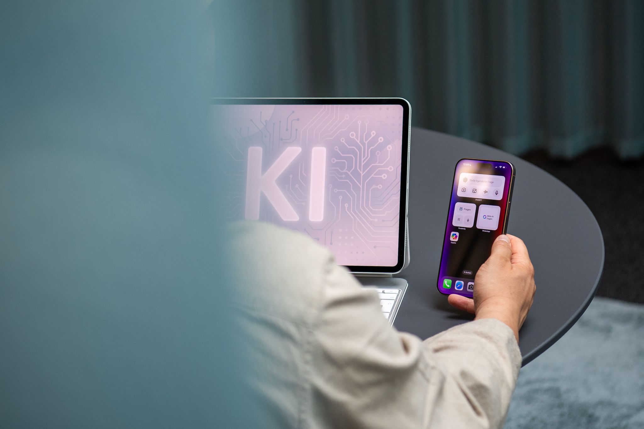 Was bewegt die Menschen zum Thema KI im Arbeitsalltag? Eine Umfrage gibt interessante Einblicke.