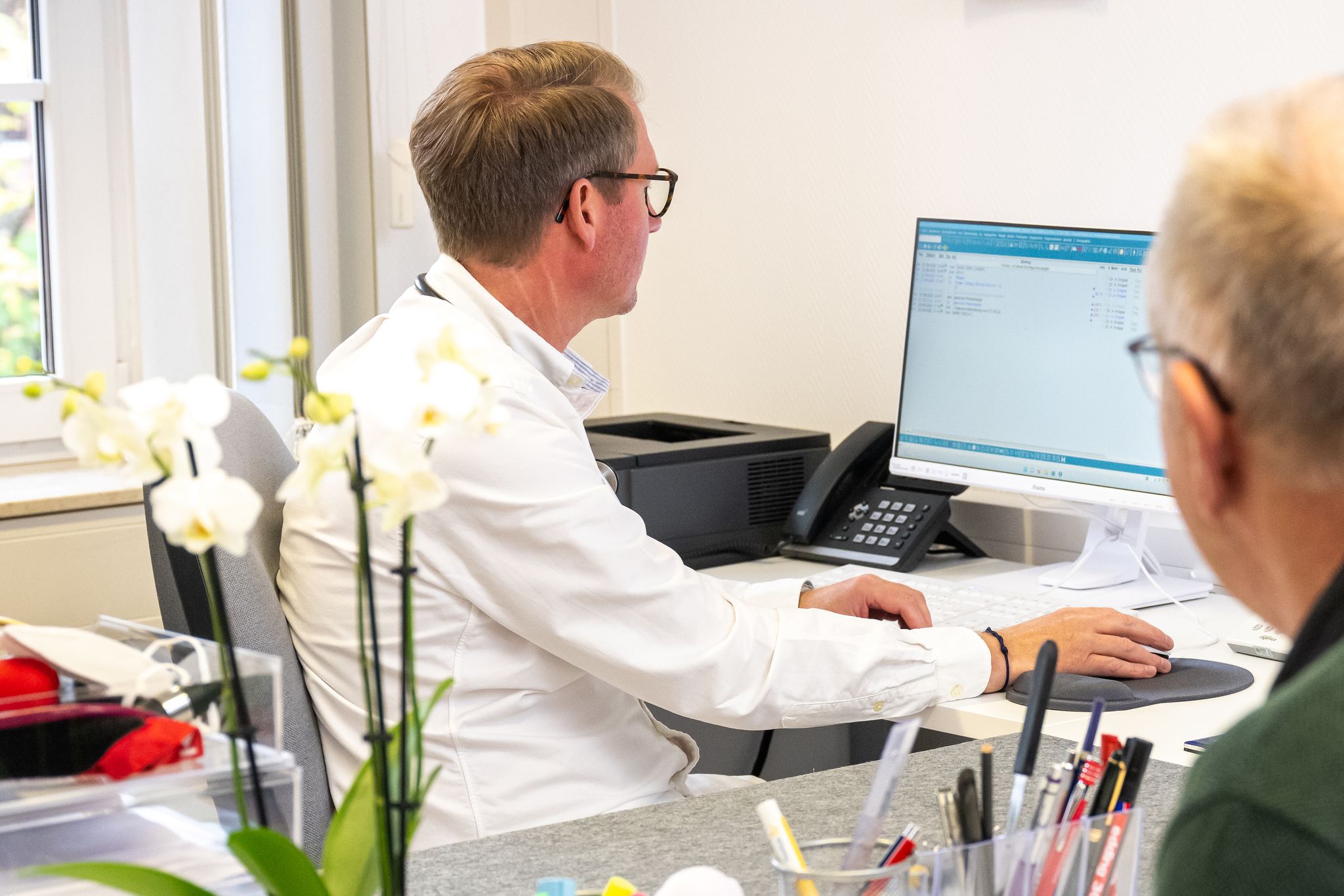 Gab es in Ihrer Familie bereits Prostatatumore? Die Krebsvorsorge beim Urologen beginnt mit einem Gespräch, der sogenannten Anamnese.