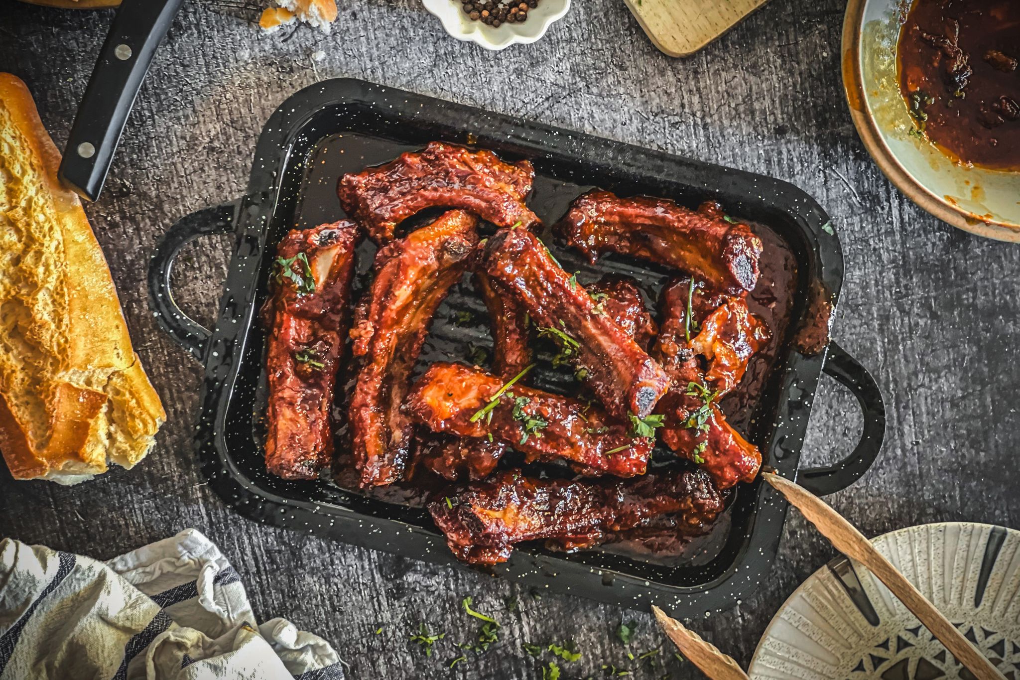 Anders als bei den üblichen Rippchensträngen werden hier die Ribs bereits vor dem Grillen einzeln geschnitten.