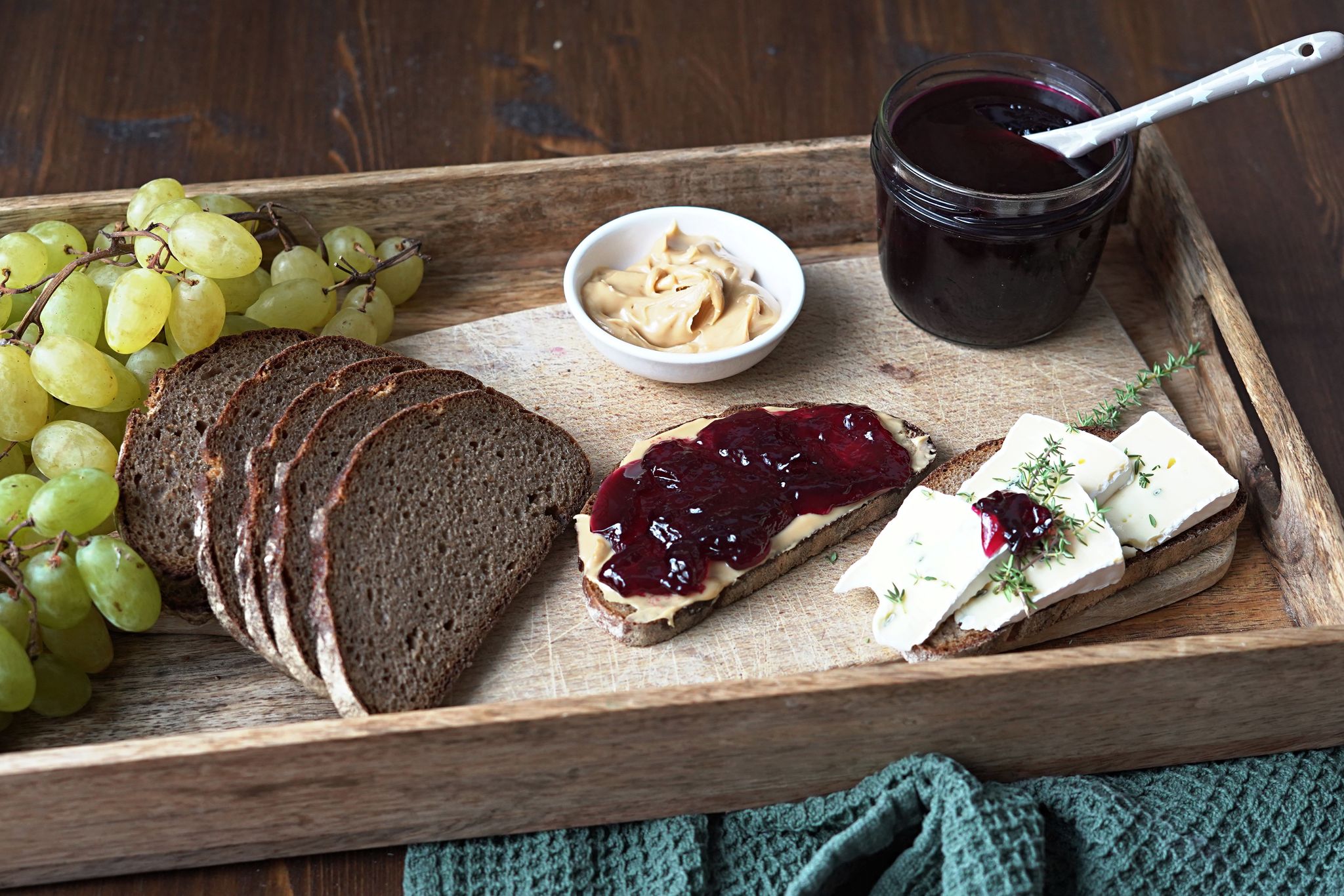 Das Traubengelee wird in sterile Gläser abgefüllt. Der leckere Aufstrich schmeckt pur auf frischem Brot, auf Peanut Butter oder auf Käse.
