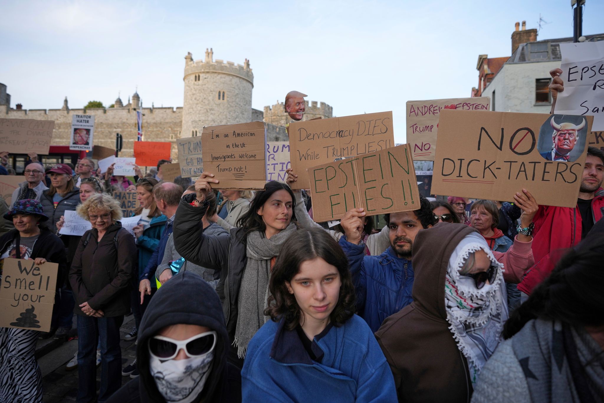 Vor der Ankunft von US-Präsident Trump versammelten sich Demonstranten. (Archivbild)