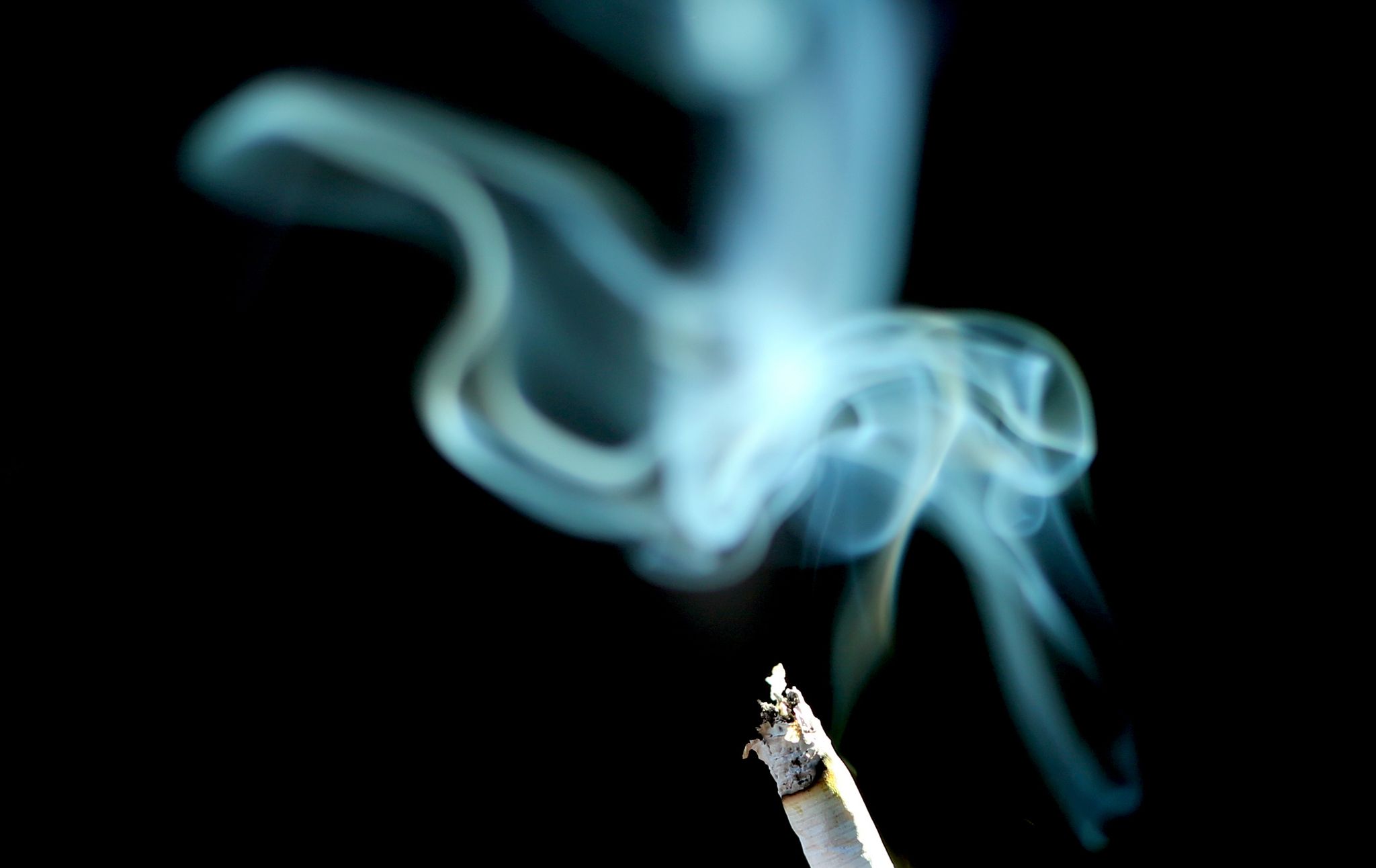 2023 starben in Deutschland rund 131.000 Menschen an den gesundheitlichen Folgen des Rauchens. (Archivbild)