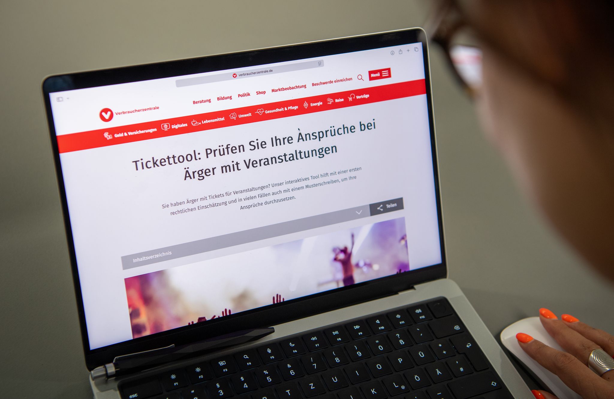 Ärger mit Veranstaltungstickets? Das Tickettool der Verbraucherzentrale prüft Ansprüche und erstellt Schreiben.