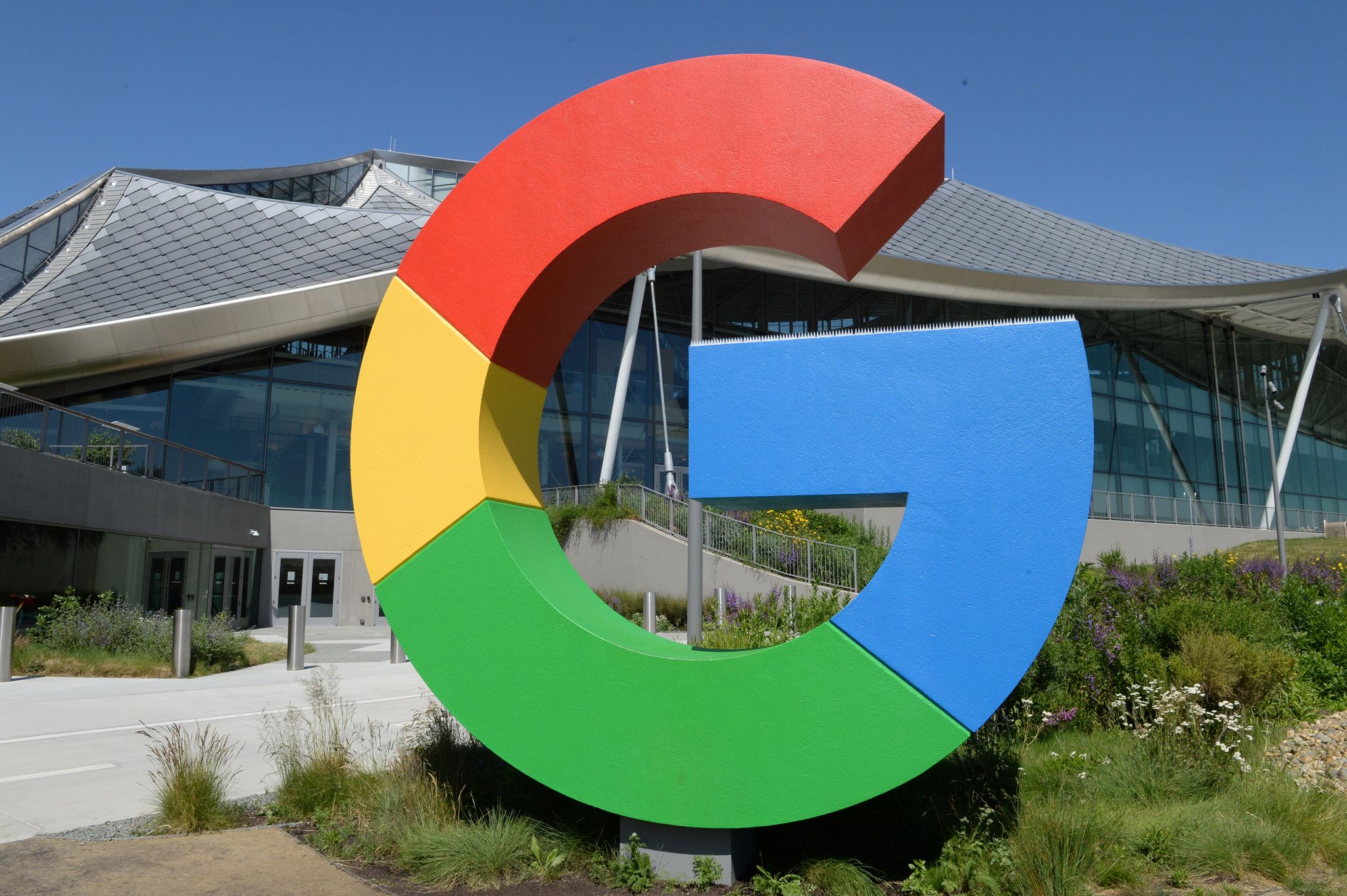 Google weitete die mit KI erstellen Zusammenfassungen über Suchergebnissen unter dem Druck neuer Rivalen aus. (Archivbild)