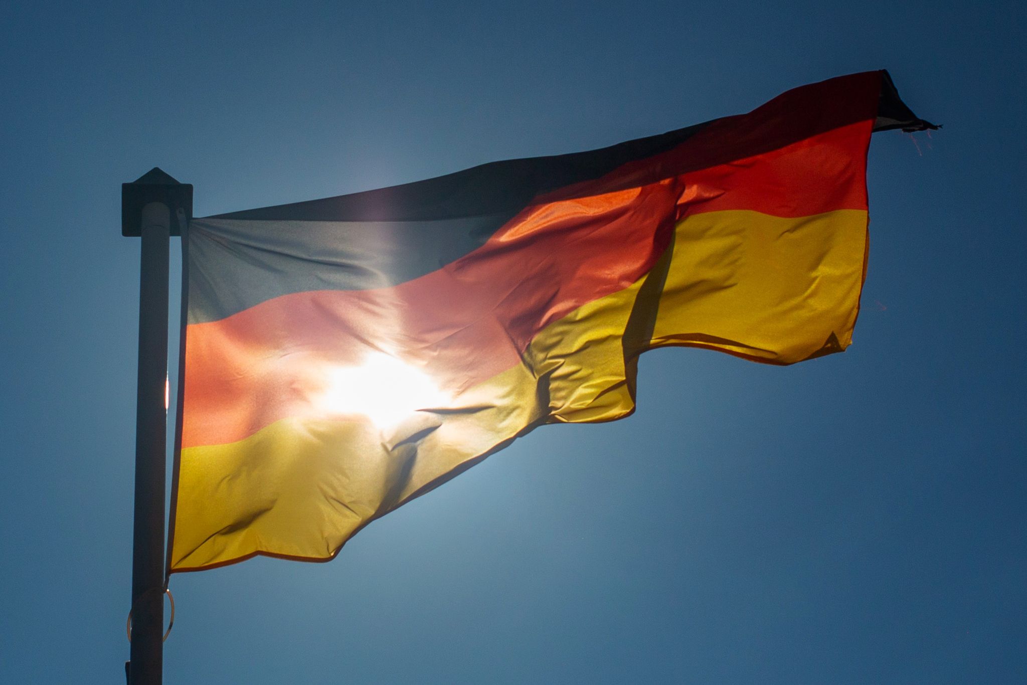 Die deutsche Wiedervereinigung wurde am 3. Oktober 1990 vollendet. Auch dreieinhalb Jahrzehnte später sind die Einkommen in den alten Bundesländern jedoch immer noch höher. (Symbolbild)