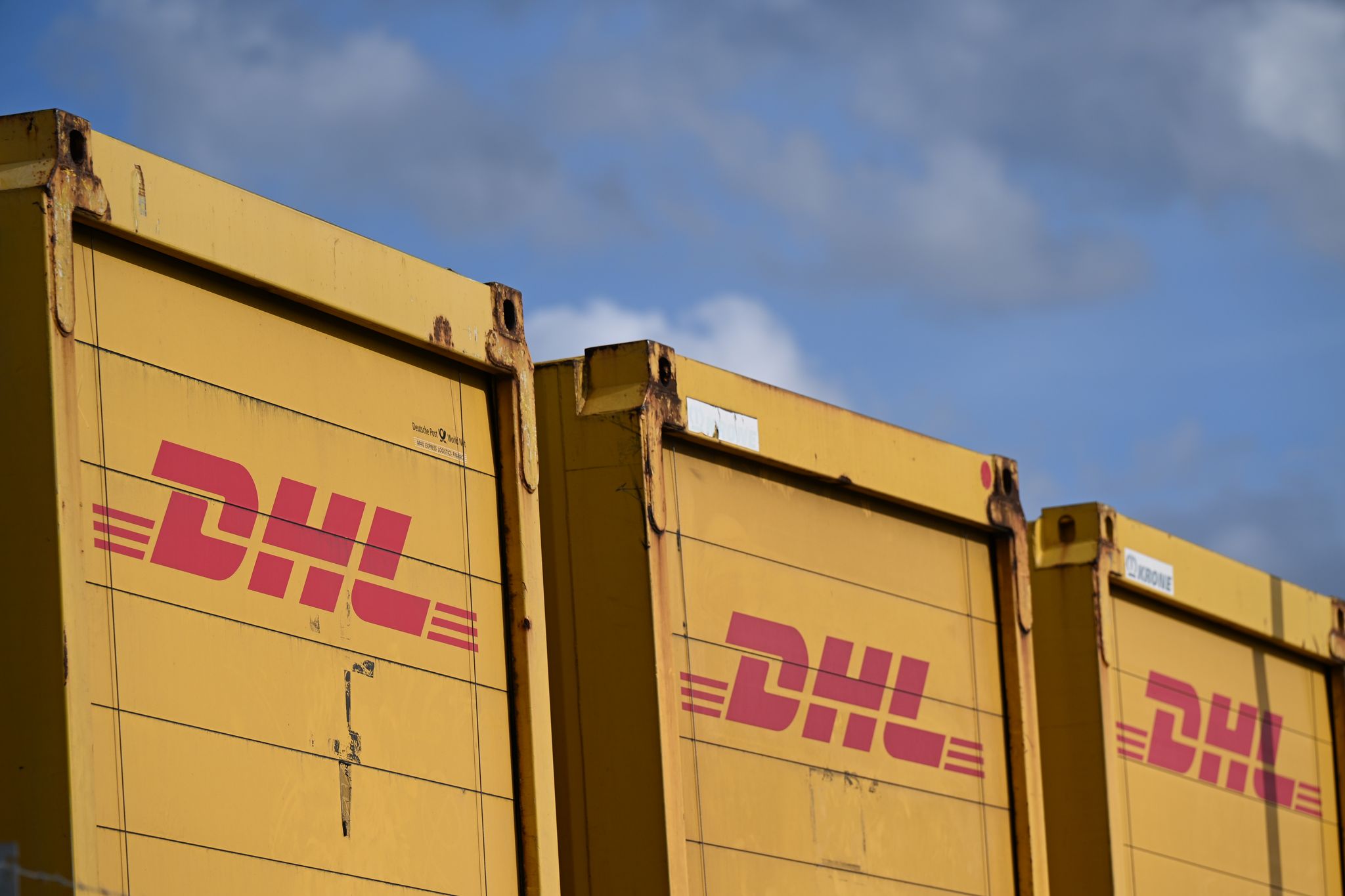 Container von DHL, üblicherweise voll mit Paketen.
