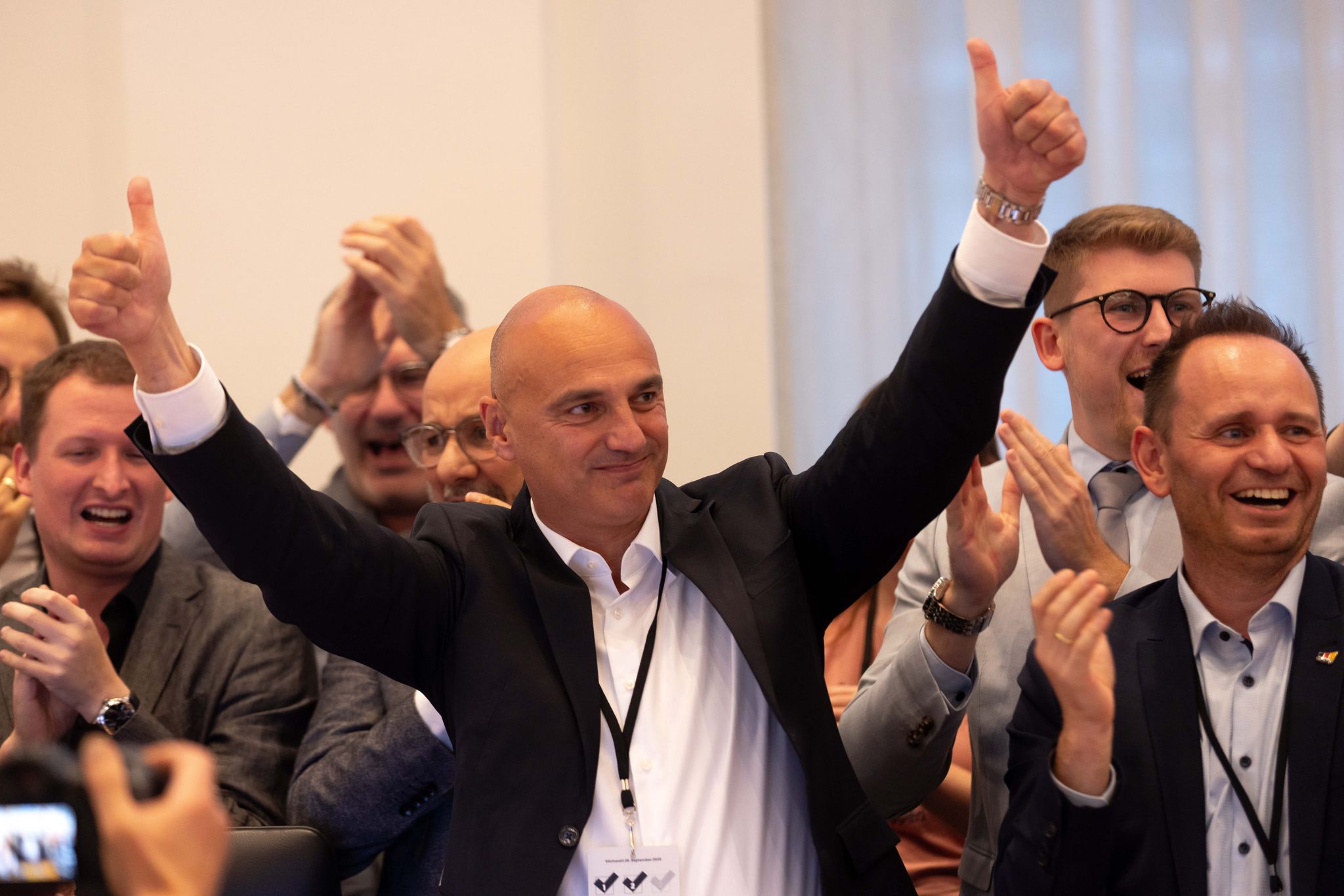 In Dortmund, der drittgrößten Stadt in NRW, unterlag SPD-Amtsinhaber Thomas Westphal nach einem Kopf-an-Kopf-Rennen gegen den CDU-Herausforderer Alexander Omar Kalouti.