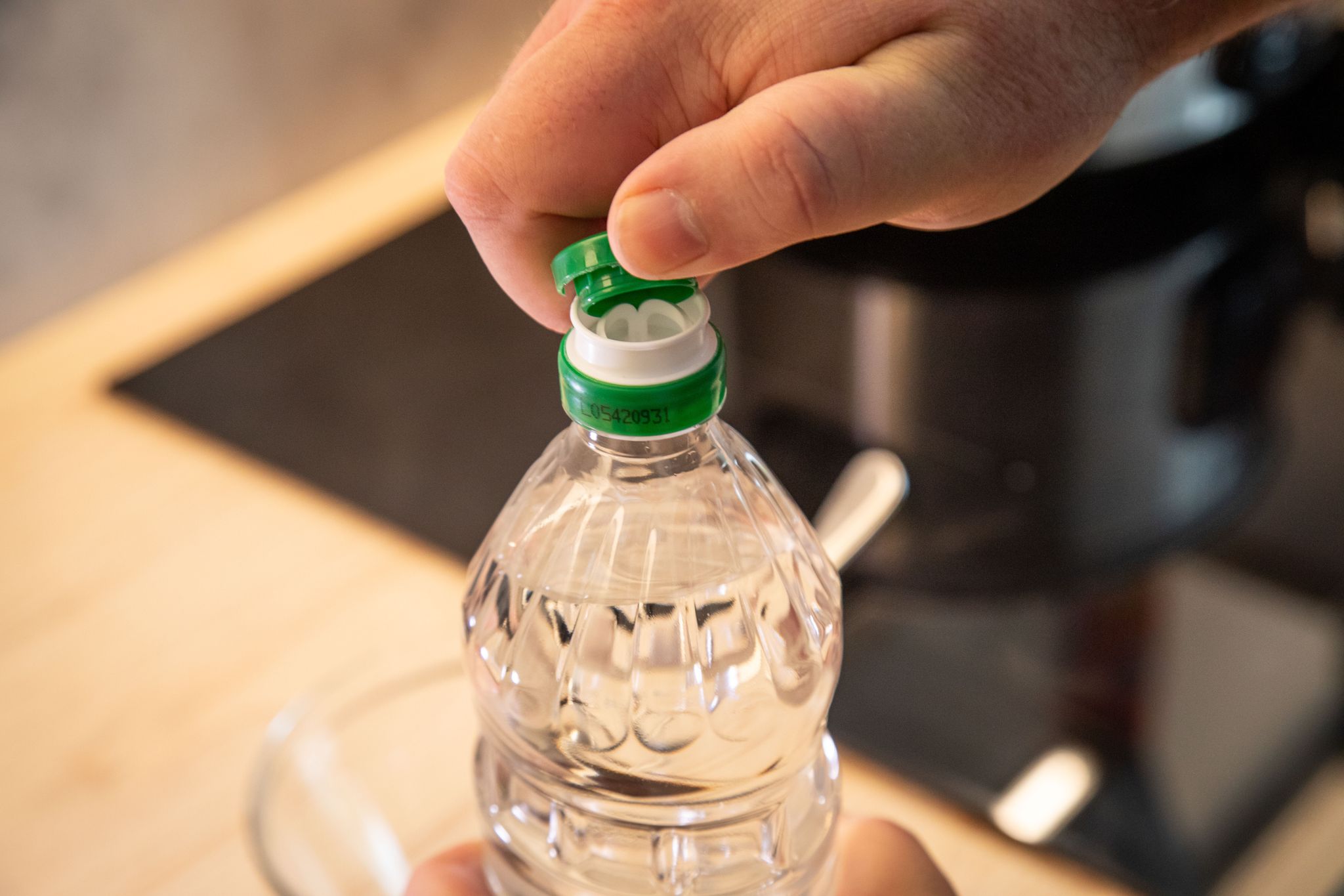 Mehr als ein Verschluss: Zieht man das Kunststoffsiegel der Flasche ab und dreht es um, kann es als Dosierhilfe dienen.