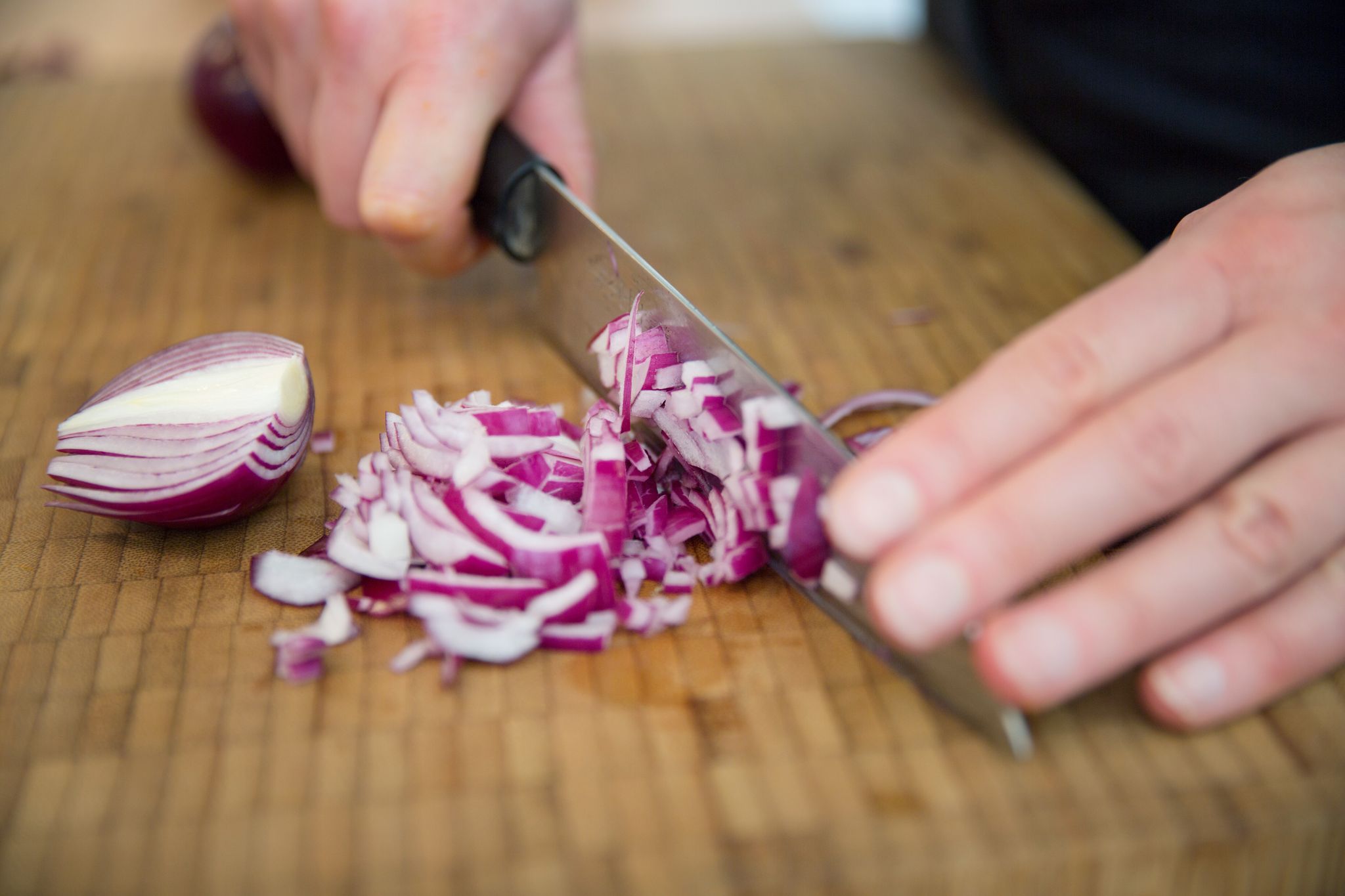 Tränen Ihnen beim Schneiden der Zwiebel die Augen? Dann ist vielleicht das Messer nicht scharf genug.