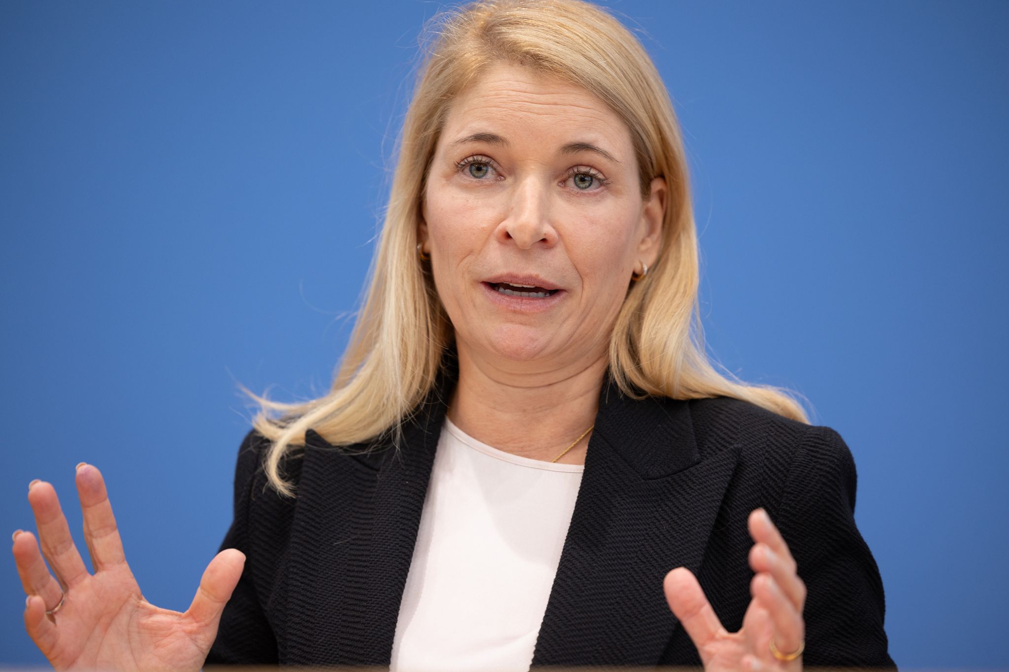 Evelyn Palla leitete bisher die Bahnsparte DB Regio - und wird nun Chefin der Deutschen Bahn als erste Frau in der Konzerngeschichte. (Archivbild)