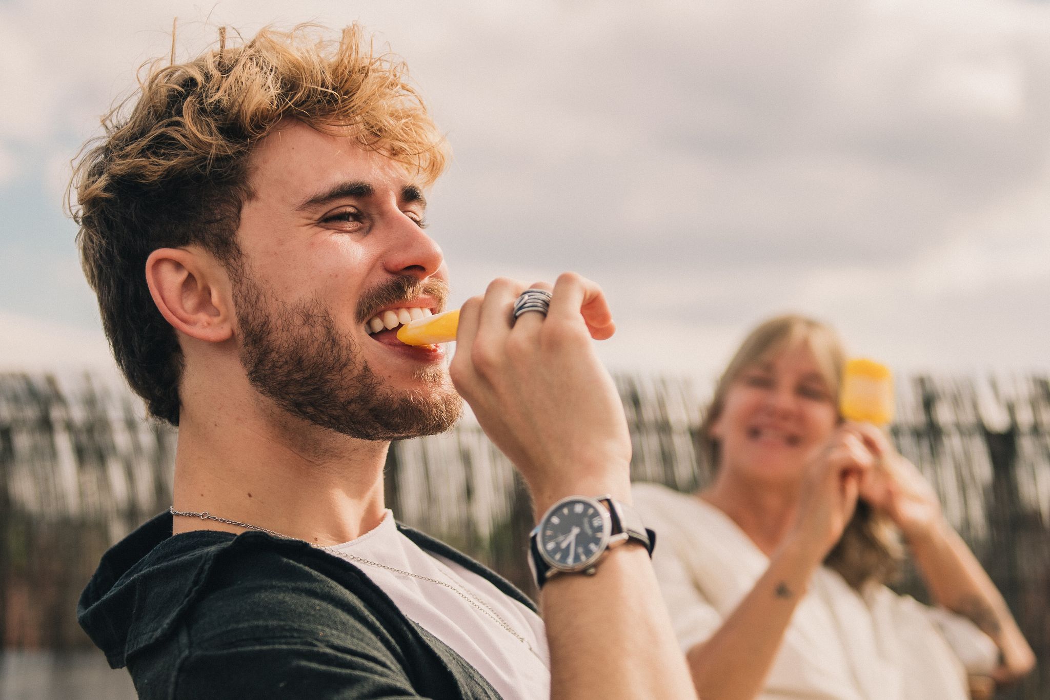 Wer Eiskaltes in kleinen Happen isst, hilft den Zähnen, besser mit den frostigen Temperaturen klarzukommen.