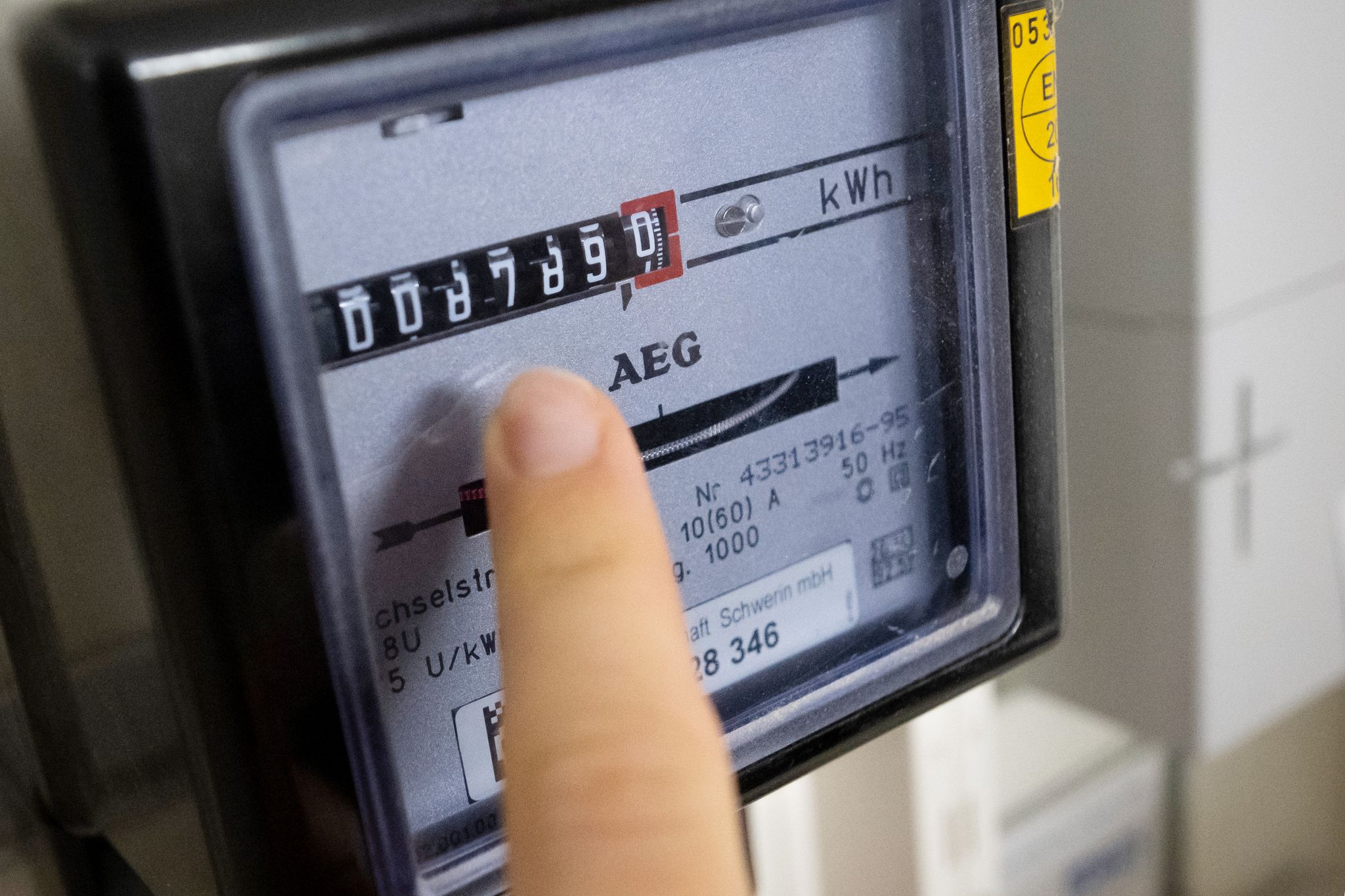 Um den Stromverbrauch zu senken, ist es hilfreich, Stromfresser im Haushalt zu identifizieren.