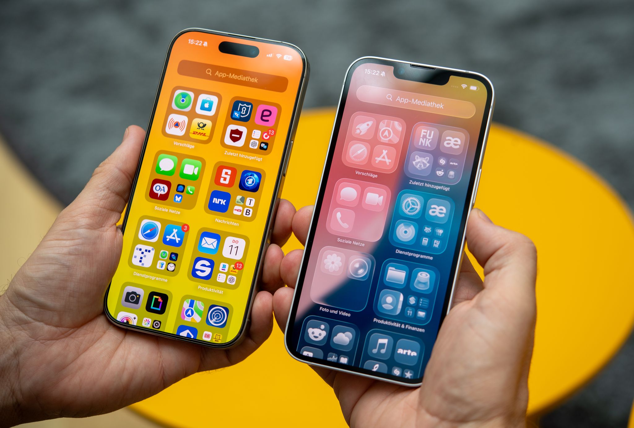 Links «alt», rechts «neu»: iOS 26 arbeitet viel mit Transparenz-Effekten. Wer das nicht mag, kann es in den Bedienungshilfen reduzieren.