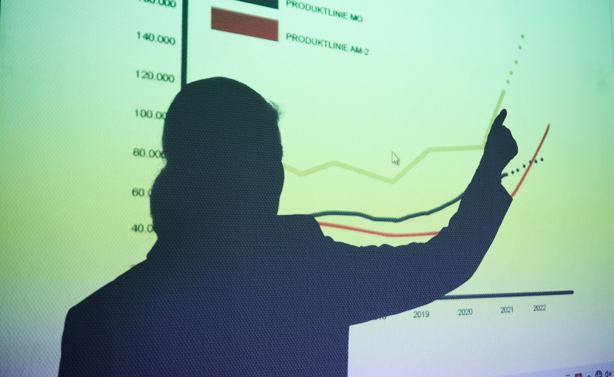 Visualisierte Inhalte durch Bilder, Diagramme oder Skizzen sind für die Zuhörer einprägsamer und lockern die Präsentation auf.