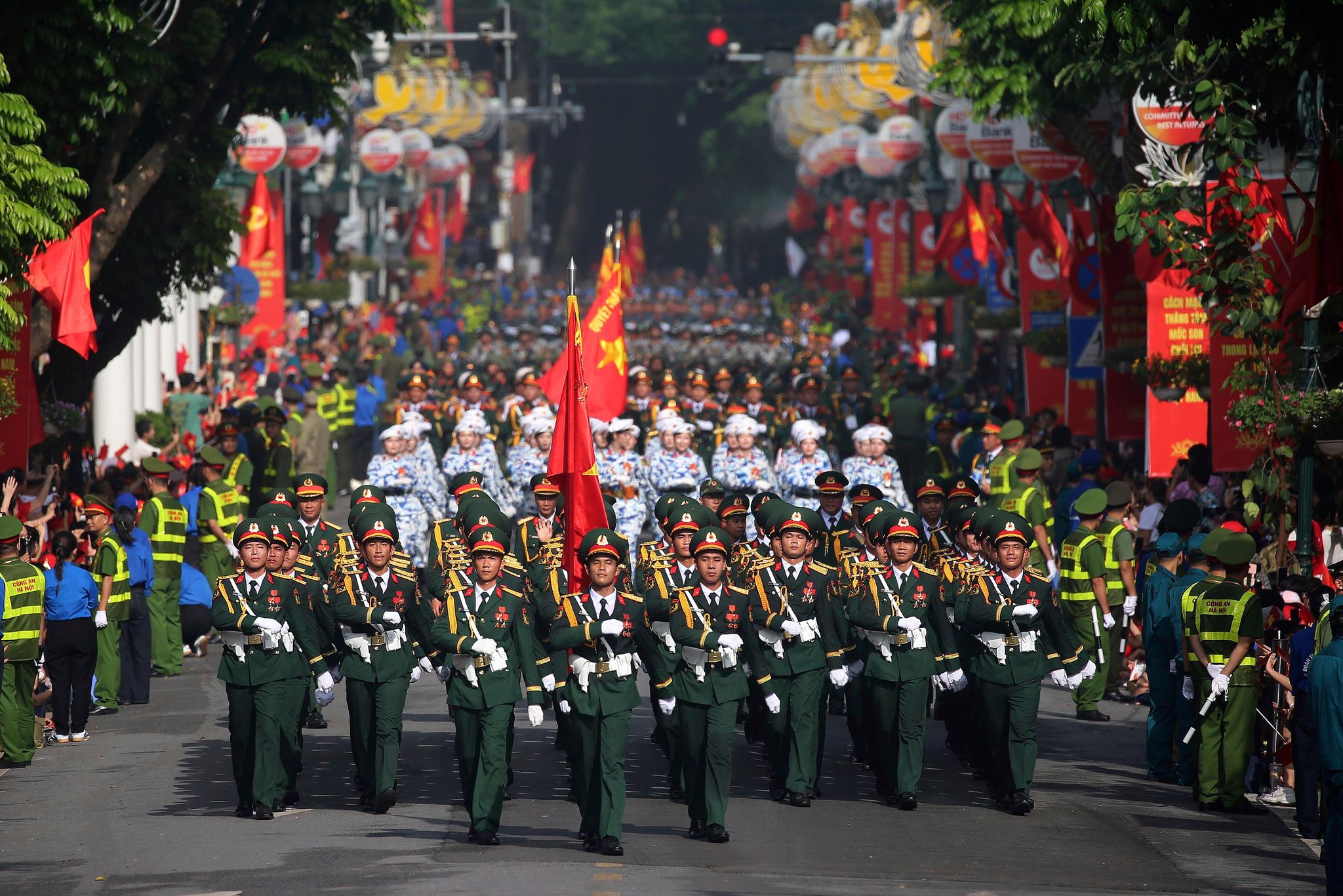 Es war die größte Militärparade in Vietnam seit Jahrzehnten.