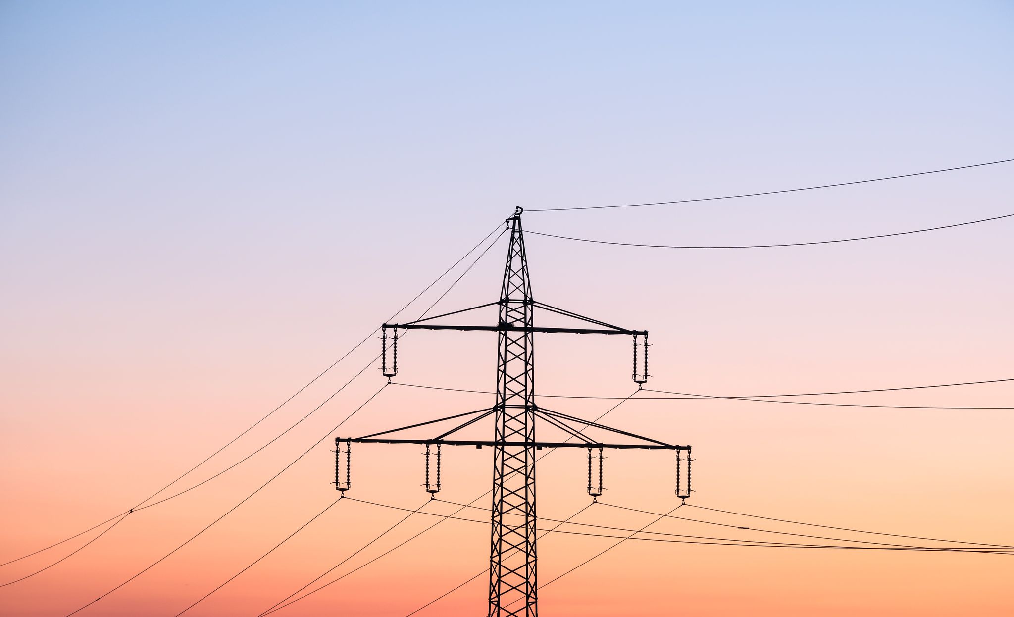 Über Netzentgelte wird unter anderem der teure Ausbau der Stromnetze finanziert. (Archivbild)