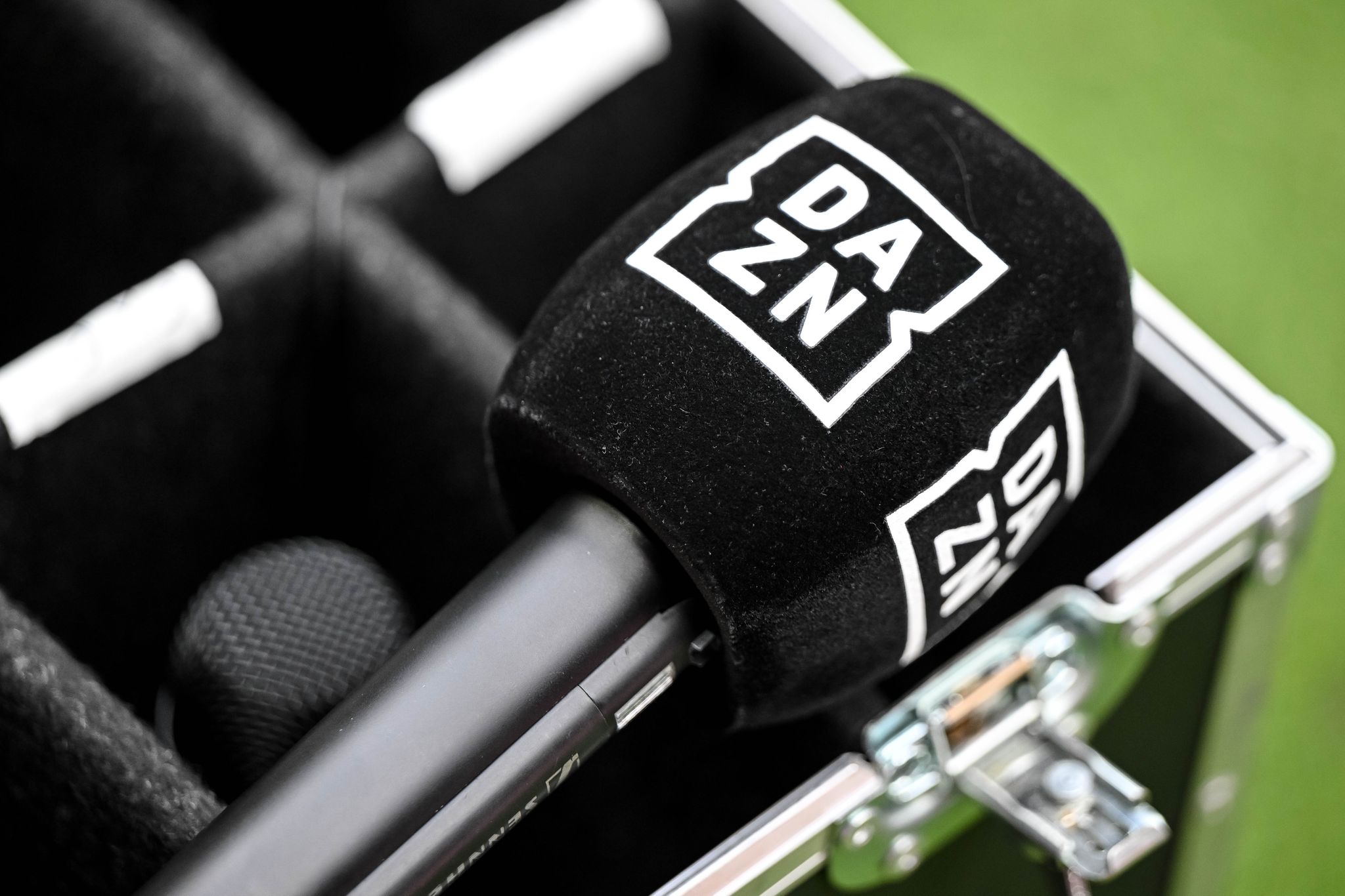 Streitthema Streamingdienst: DAZN-Kunden könnten per Sammelklage Geld für unzulässige Preiserhöhungen zurückfordern.
