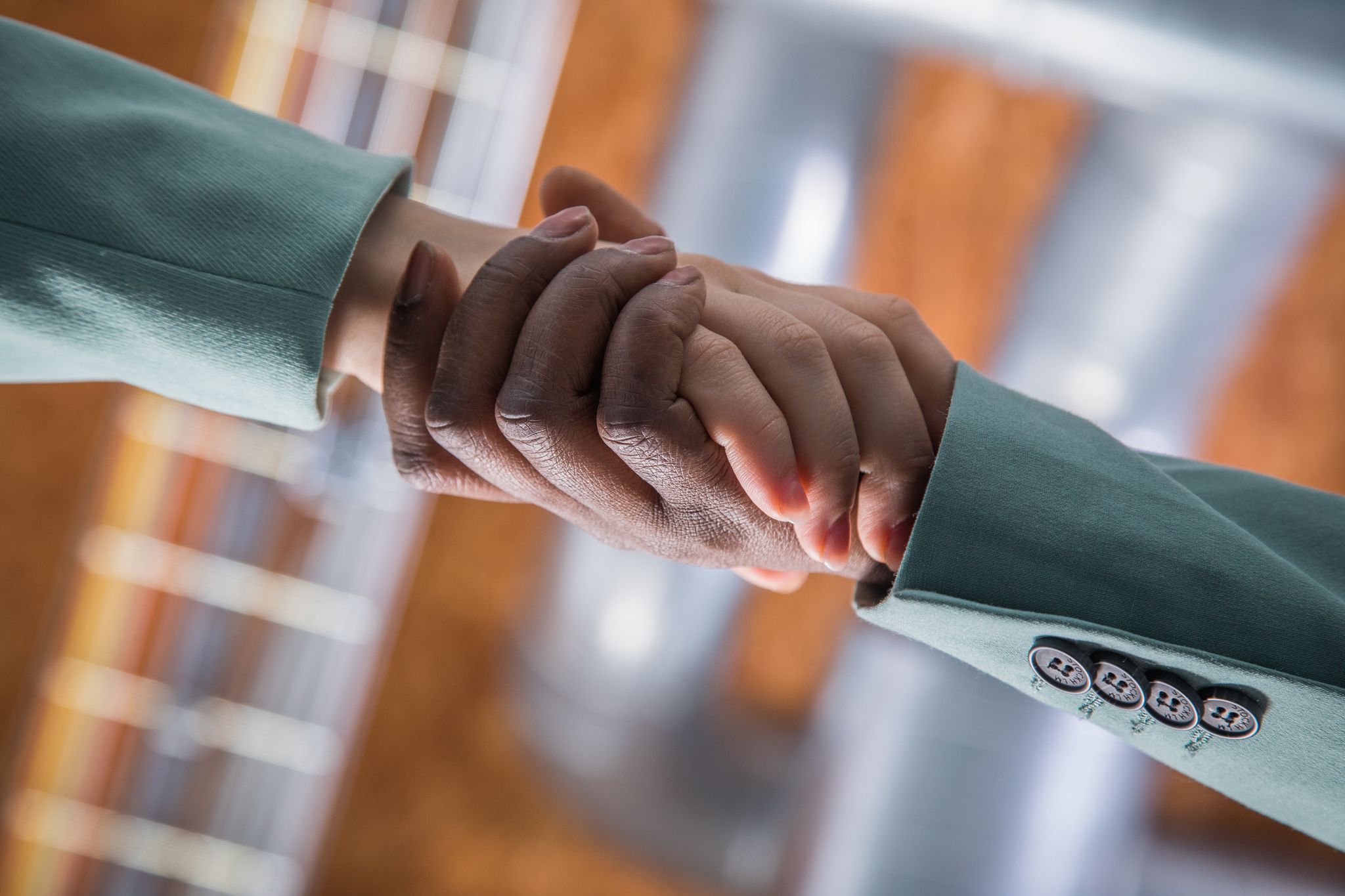 Um Teil des Teams zu werden, sollten neue Mitarbeiterinnen und Mitarbeiter sich aktiv einbringen. Was immer geht? Fragen stellen, Interesse zeigen!