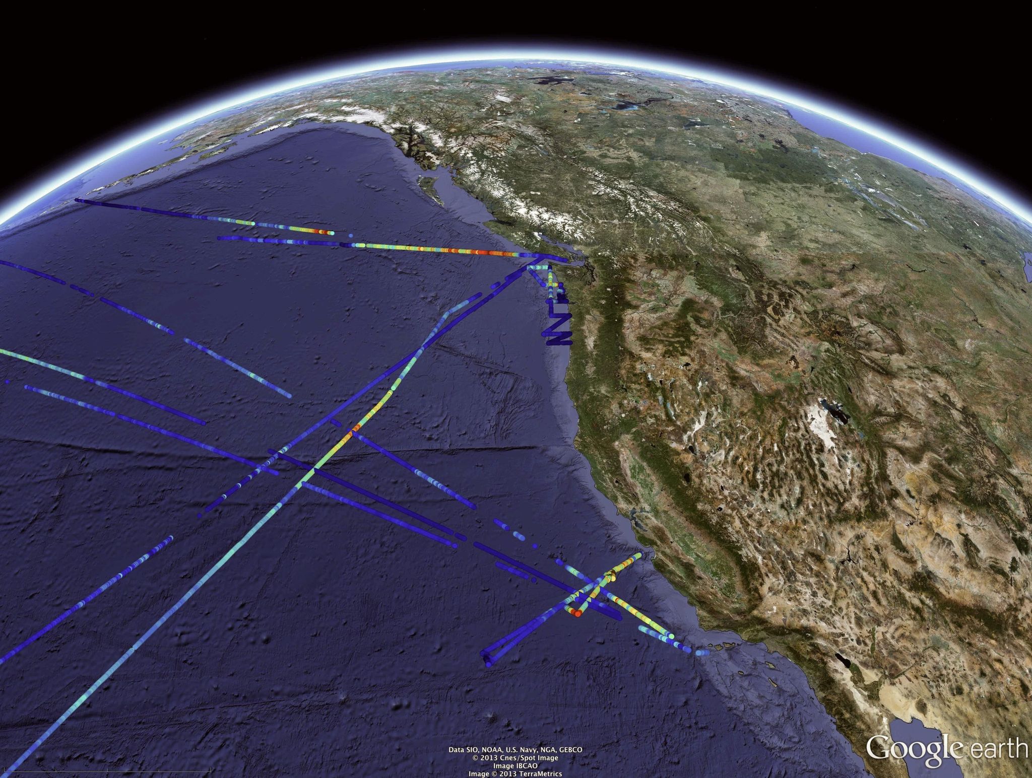 Verteilung der Phytoplankton-Biomasse, gemessen mit SeaFlow-Zytometrie vor der Küste Kaliforniens. Die farbcodierten Linien stellen die Biomassekonzentrationen dar, wobei wärmere Farben (rot-gelb) eine höhere Phytoplanktondichte und kühlere Farben (blau) eine geringere Konzentration anzeigen.