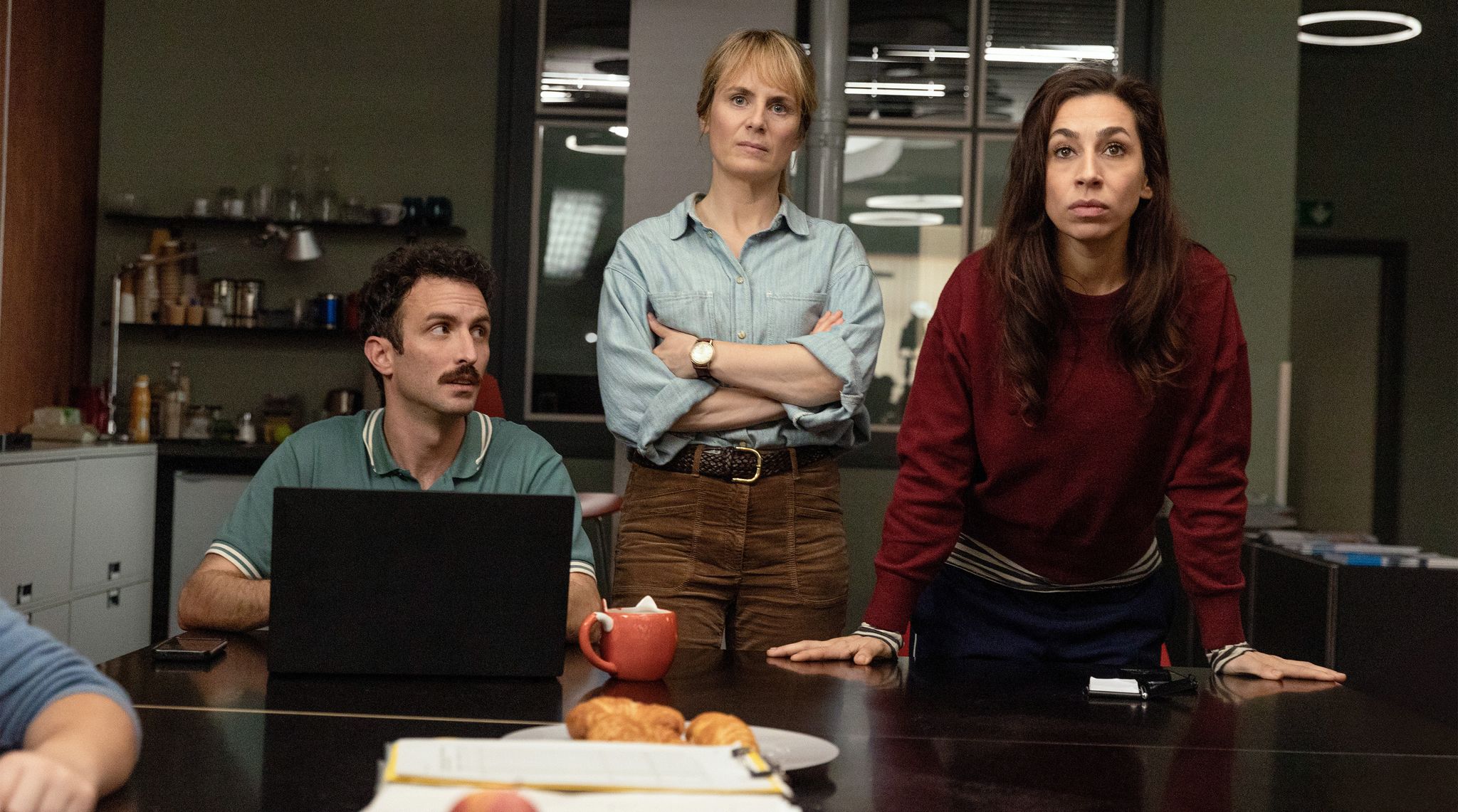 Außerordentliche Videokonferenz mit den Behörden: Das Team um Kommissarin Isabelle Grandjean (Anna Pieri Zuercher) im roten Pullover.