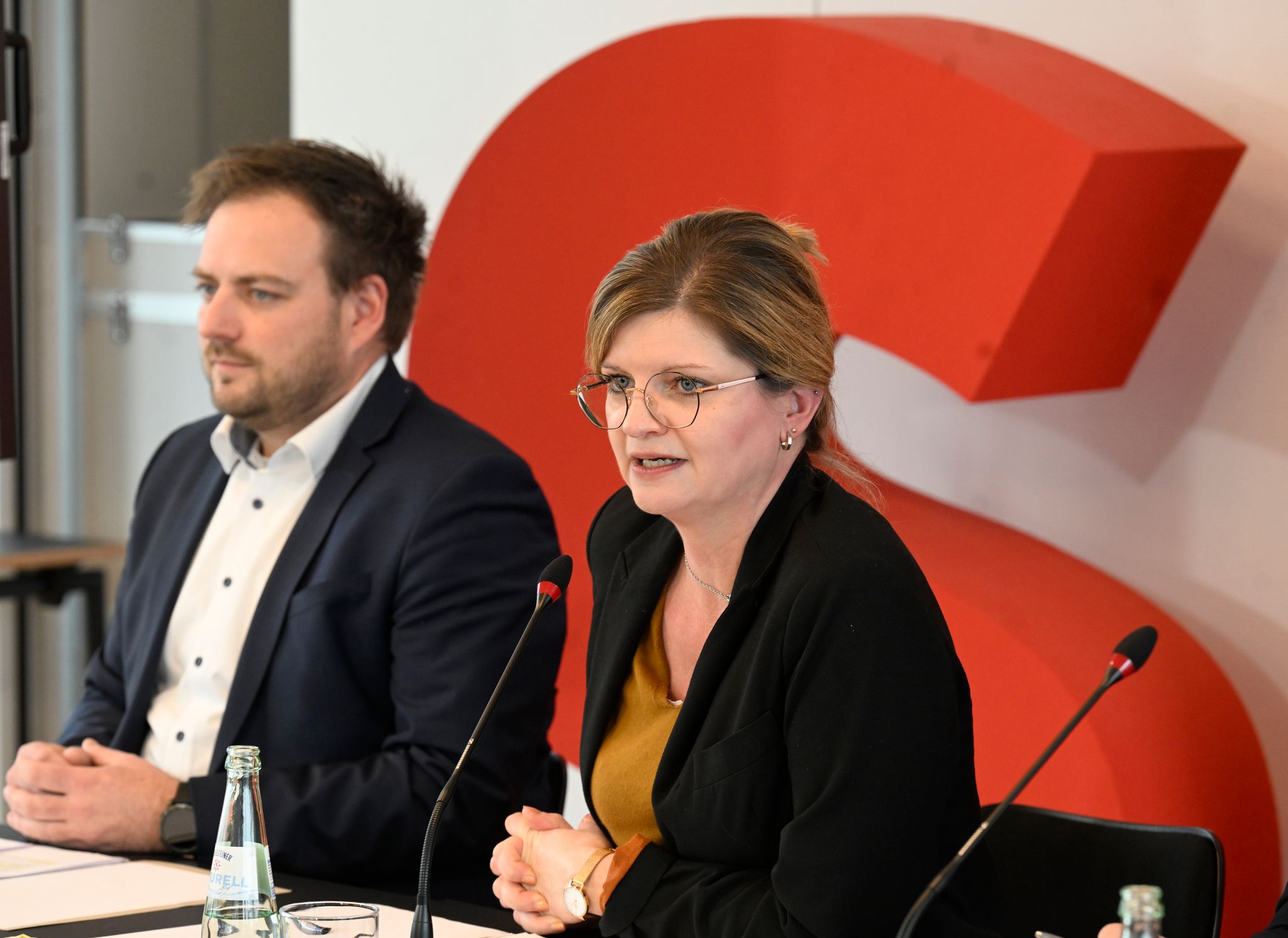 Die Parteichefin der SPD in Nordrhein-Westfalen, Sarah Philipp, und Generalsekretär Cordes stellen eine außergewöhnliche Kampagne vor. (Archivbild)