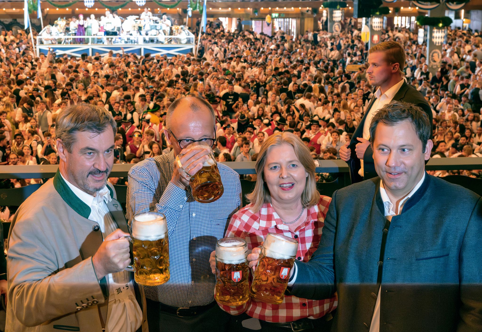 Auch wenn Markus Söder eigentlich nicht gerne Bier trinkt - fürs Foto auf dem Oktoberfest gehört auch für ihn der Maßkrug natürlich dazu. (Archivbild)