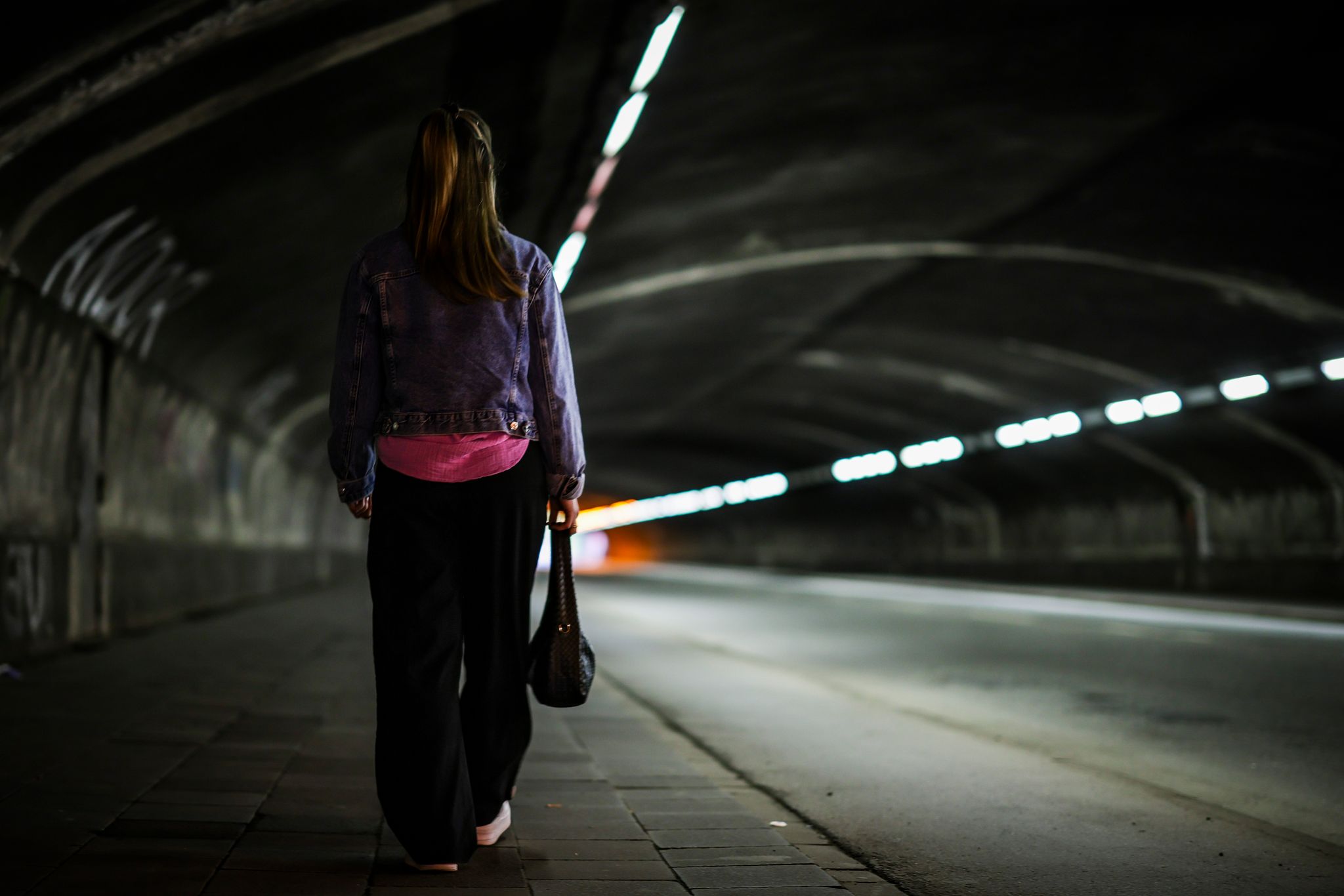 Frauen fühlen sich im öffentlichen Raum häufiger unsicher als Männer.