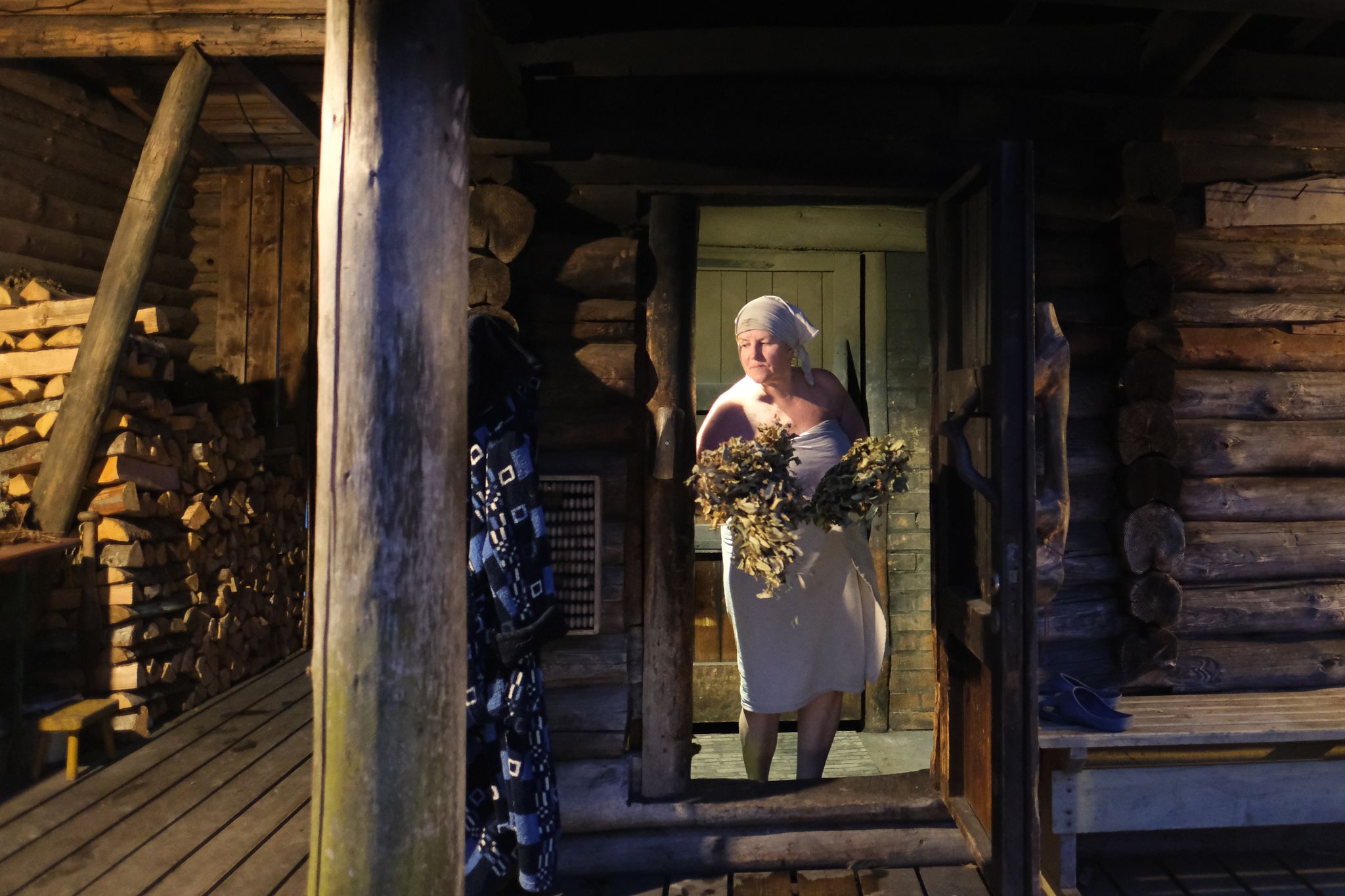 Eda Verooja in Aktion: Sie ist in Estland eine bekannte Rauchsauna-Meisterin.