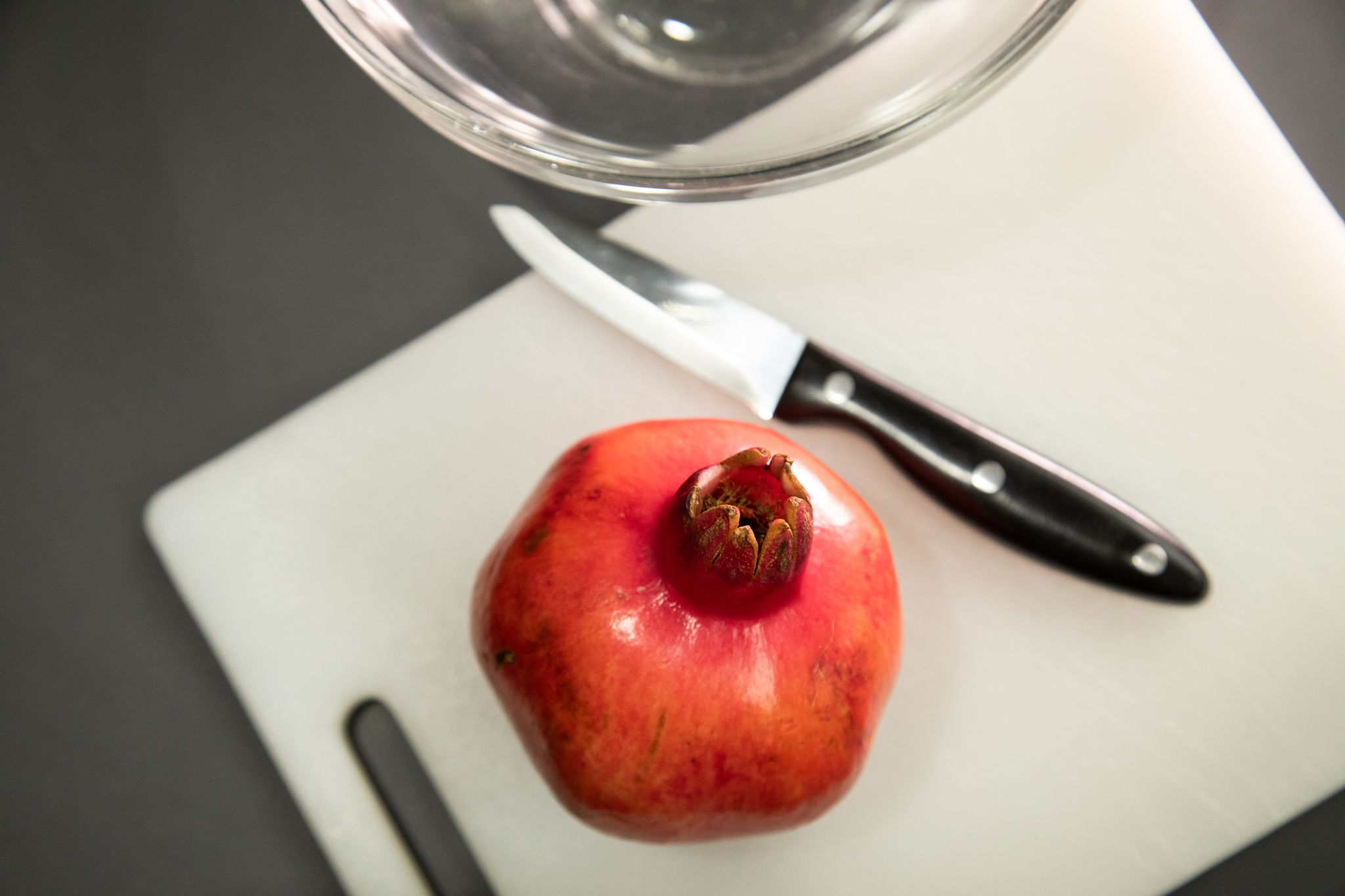 Wie lässt sich ein Granatapfel einfach und sauber entkernen?