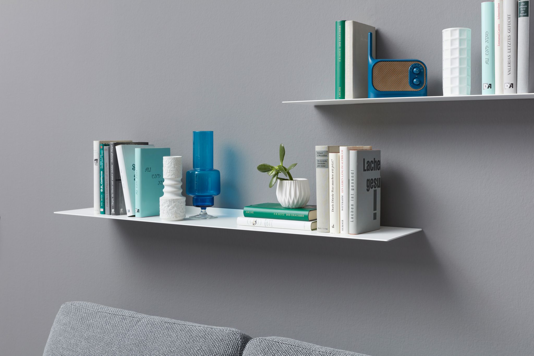 Wer wenig Bücher hat, kann schwebende Lösungen wählen - hier etwa ein Bücherregal von Müller Möbelwerkstätten.