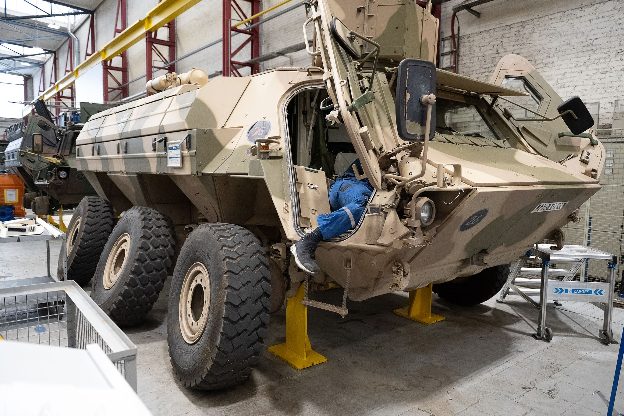 Ein Panzer vom Typ «Fuchs» in der Fertigung des Rüstungskonzerns Rheinmetall. (Archivbild)
