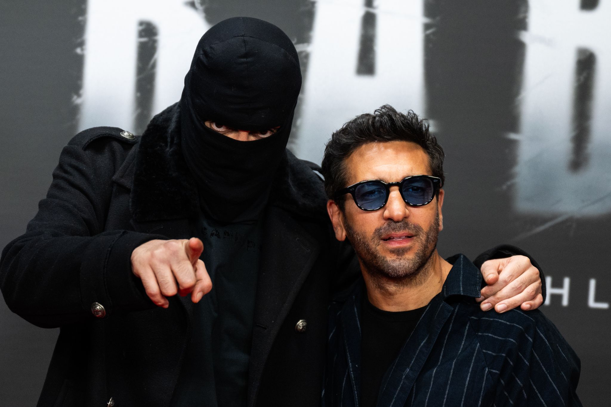 Der Rapper Haftbefehl (links) ist ein Fan großer Posen - hier bei der einer Vorführung zu seiner Dokumentation gemeinsam mit Elyas M'Barek. (Archivfoto)