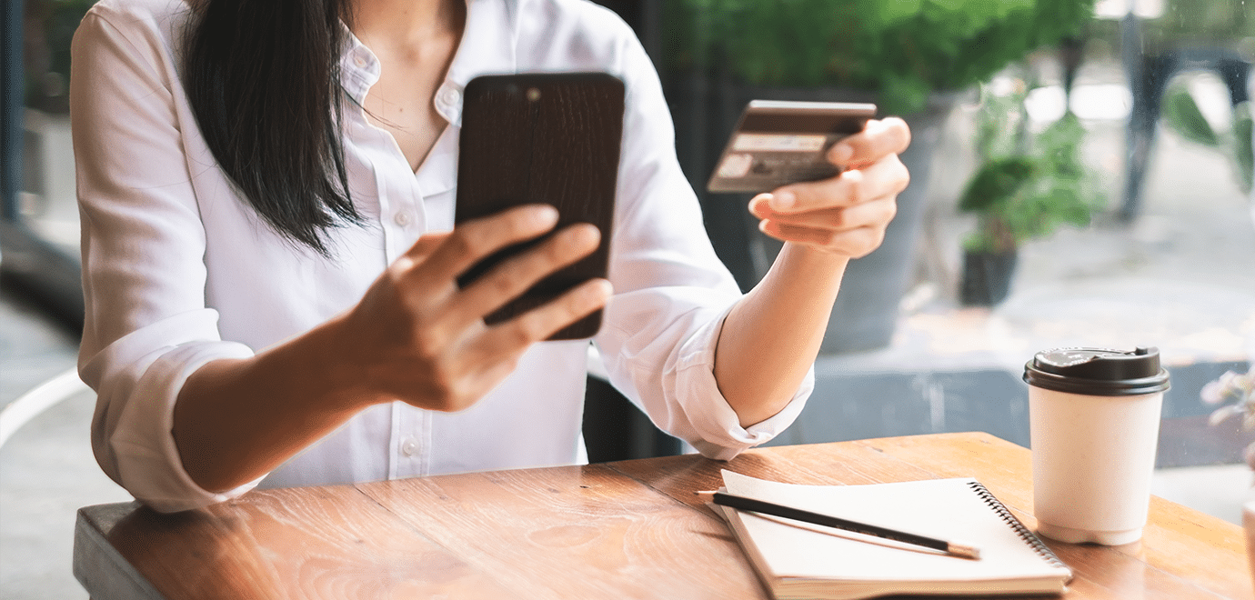 Foto: Nattakorn Maneerat/iStock Frau bezahlt Kreditkarte