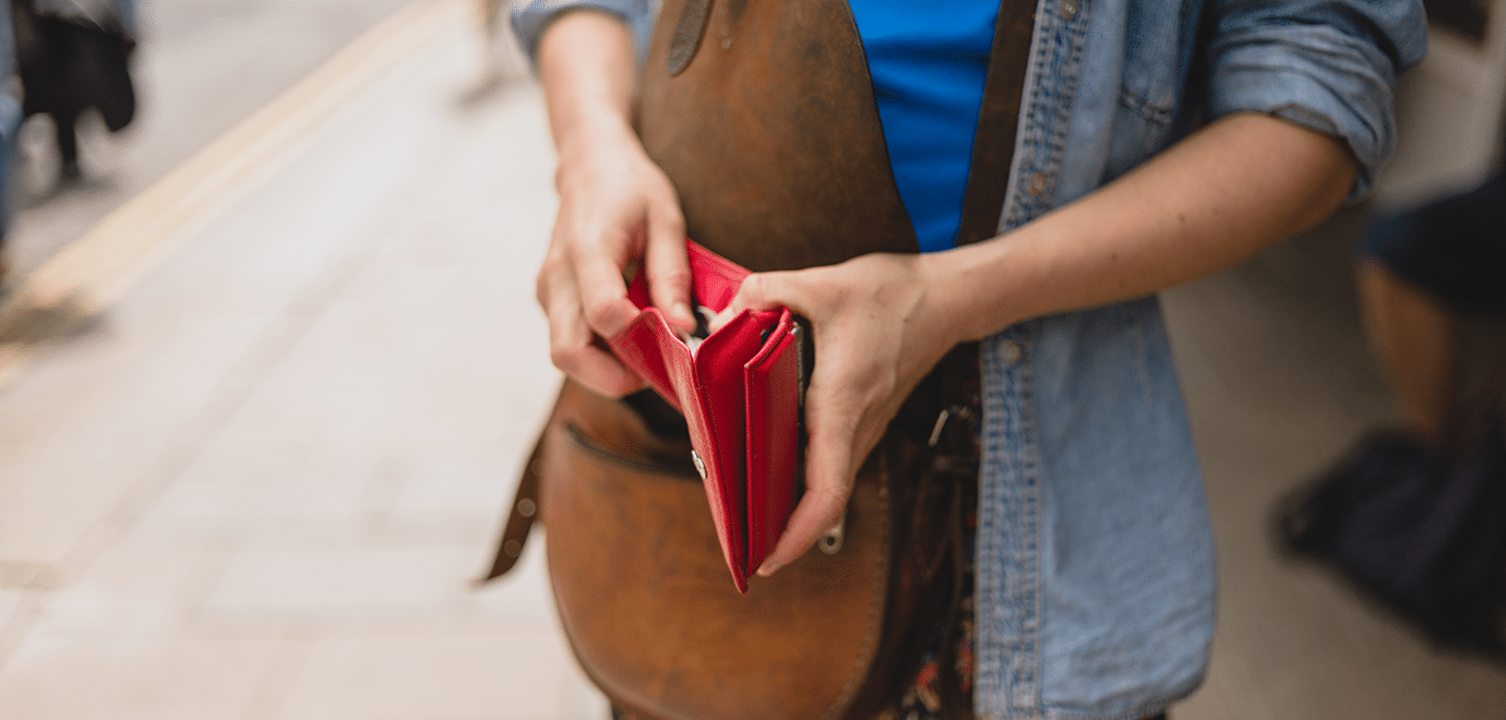 Foto: Frau mit Geldbörse und Tasche lolostock/istock