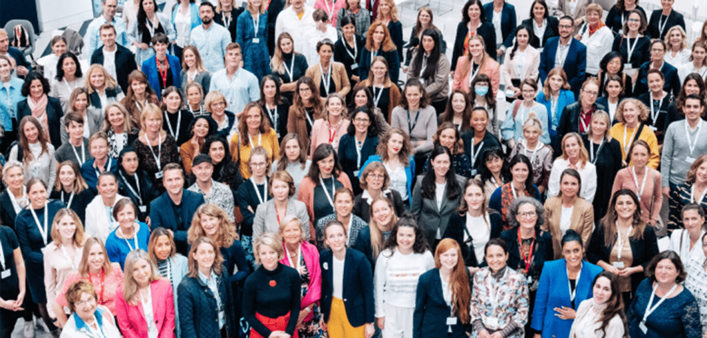 Foto: Encourage Ventures viele Frauen, die nach oben schauen