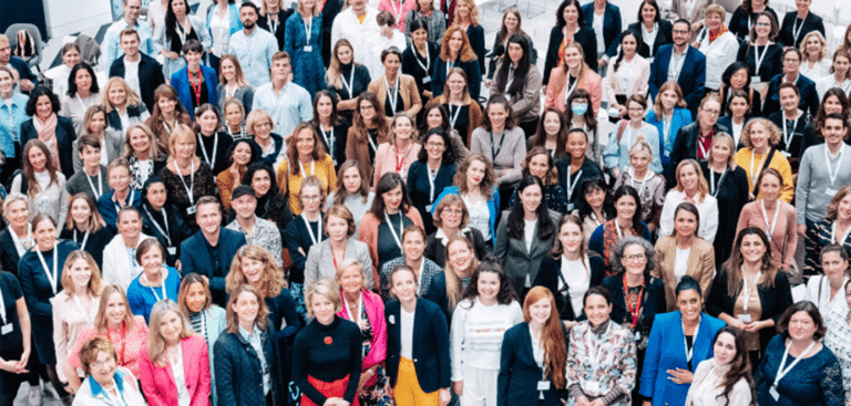 Foto: Encourage Ventures viele Frauen, die nach oben schauen