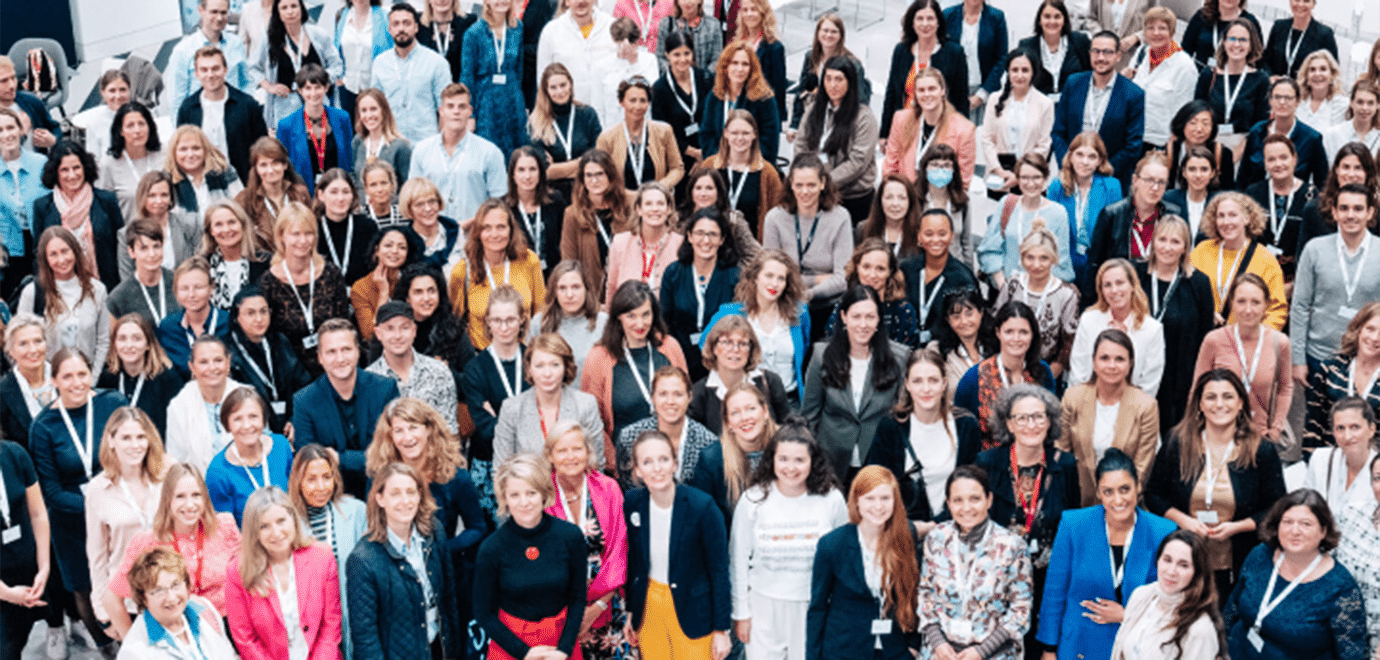 Foto: Encourage Ventures viele Frauen, die nach oben schauen